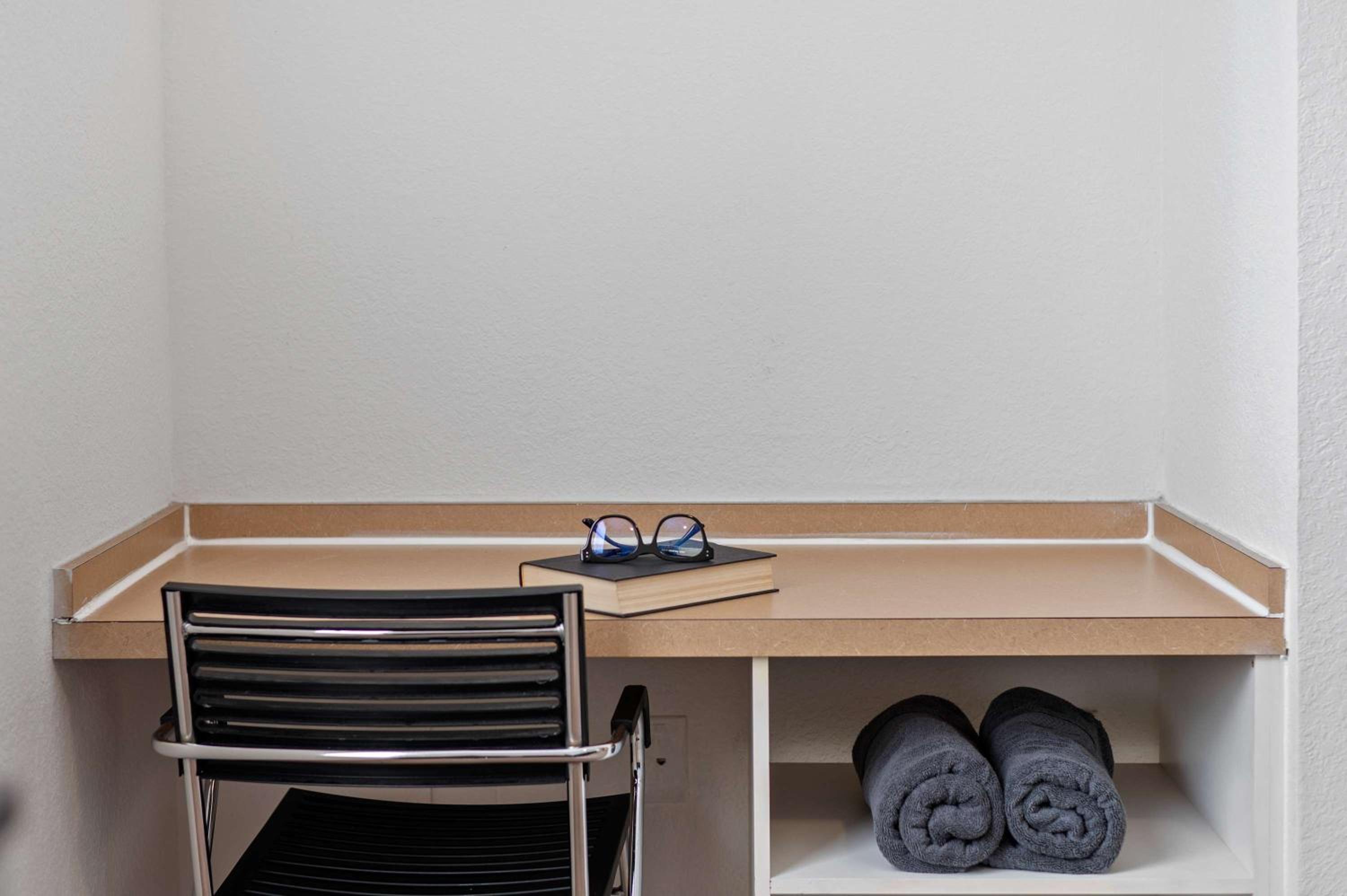 Tampa Vacations - Modern Stay 1 Mile to USF Pool Gym - Property Image 9