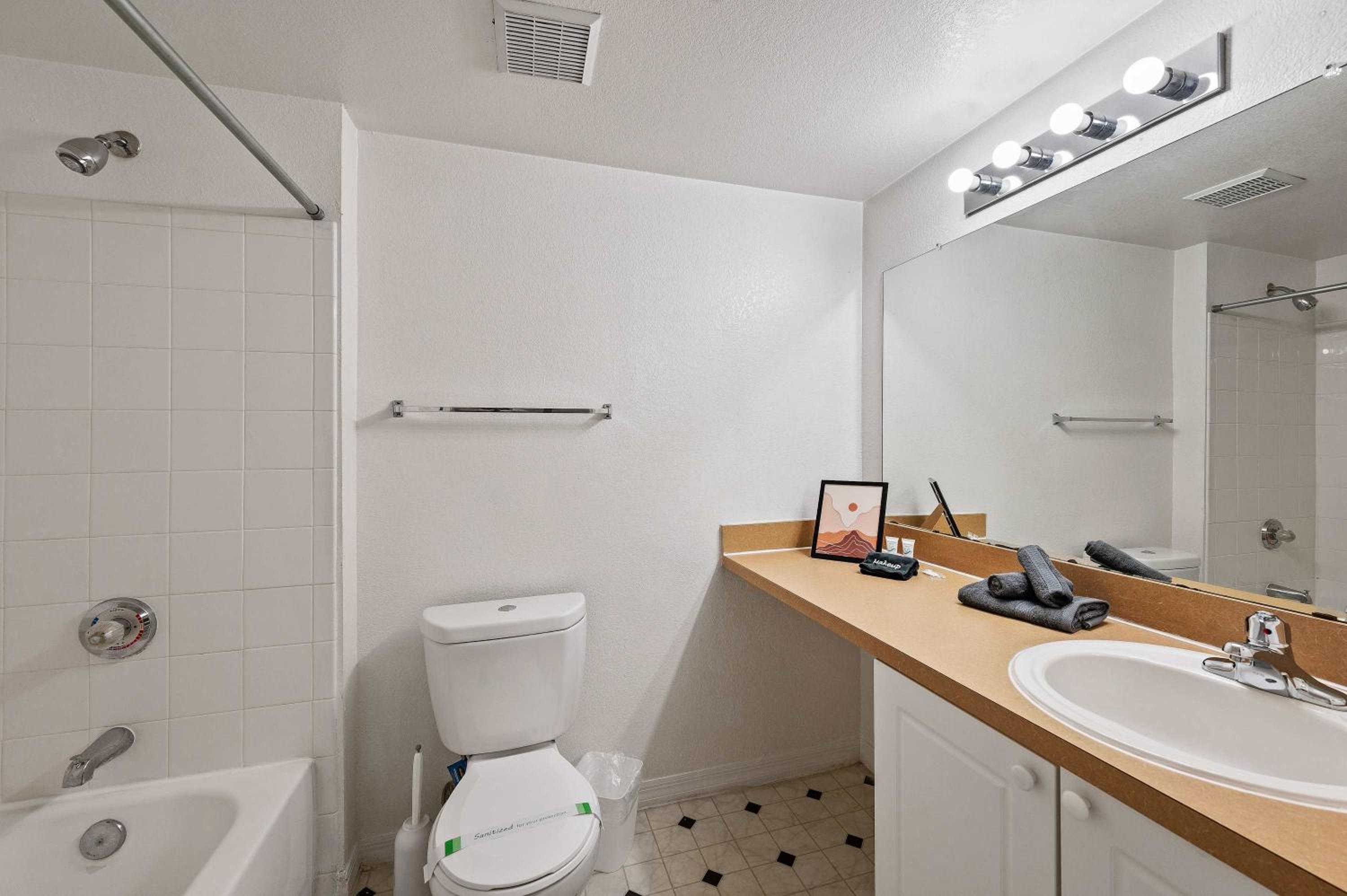 Tampa Vacations - 8MI from DT Free Pool GYM - Property Image 17