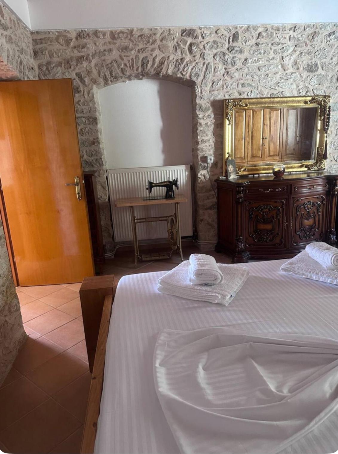 Adrianas Guest House