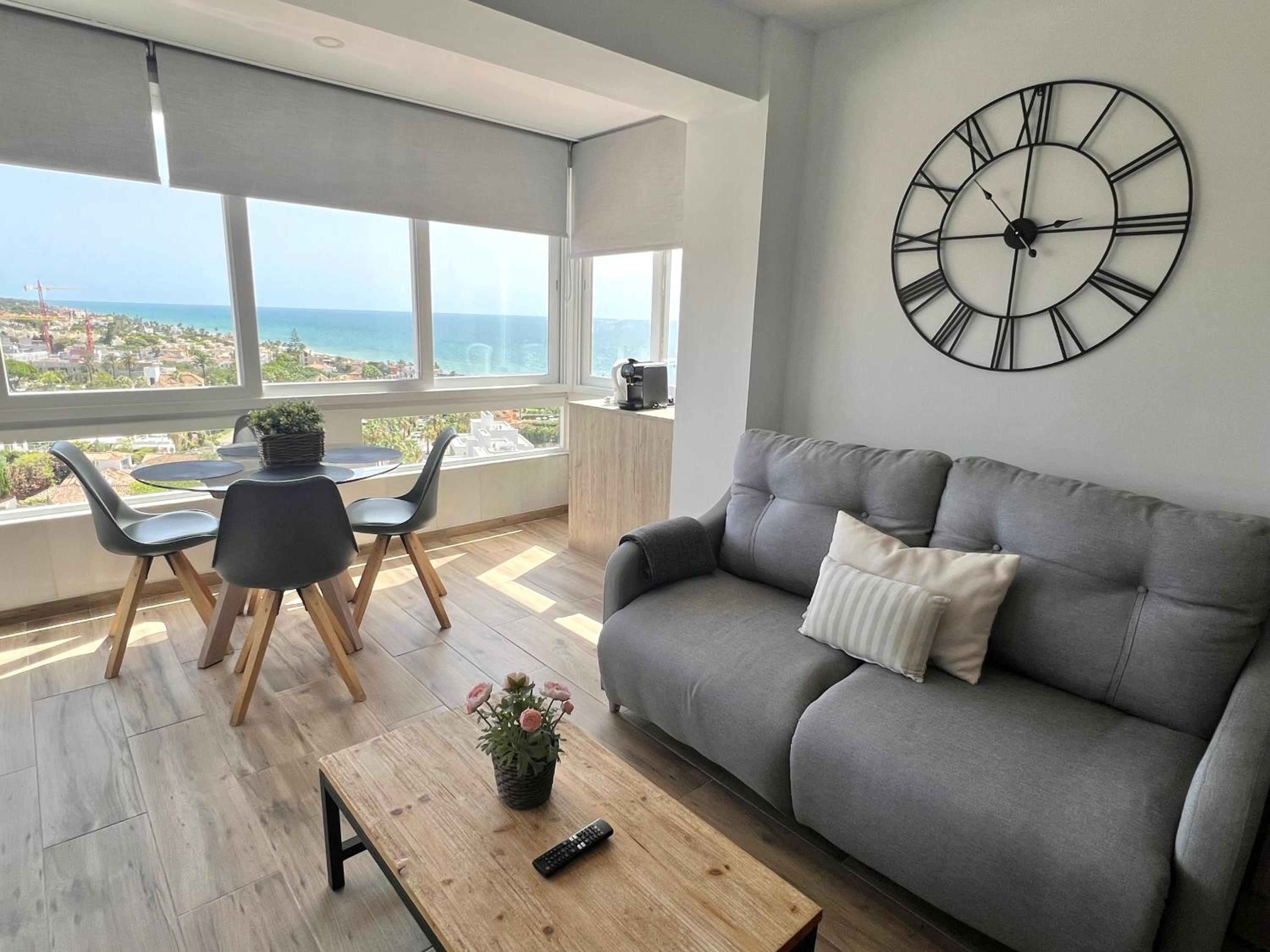 MARBELLA BEACHFRONT- Apartamento junto a la playa y con impresionantes vistas al mar
