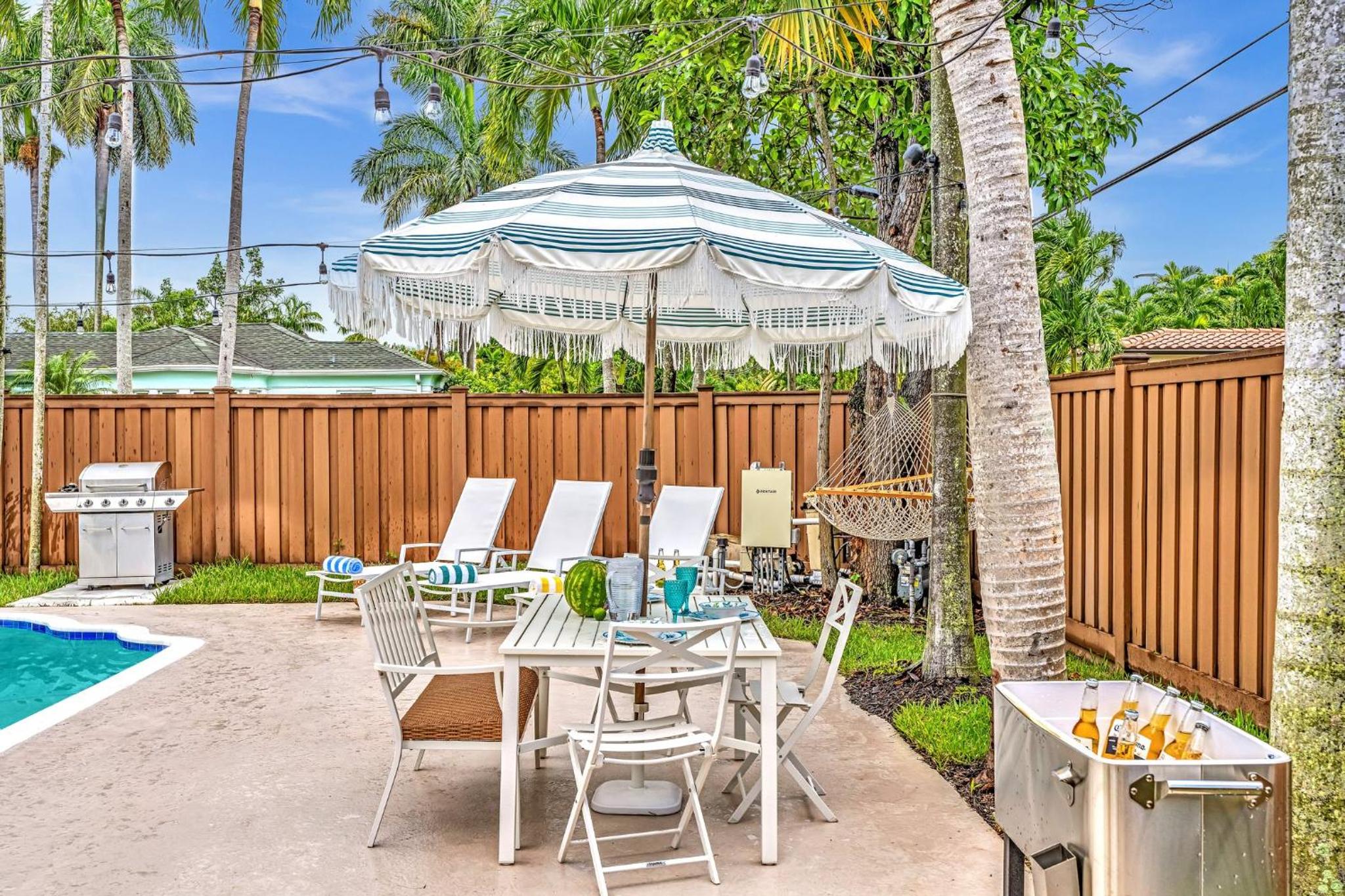 Tropical Oasis With heated pool 10 mins airport & 5 mins Beach view 5