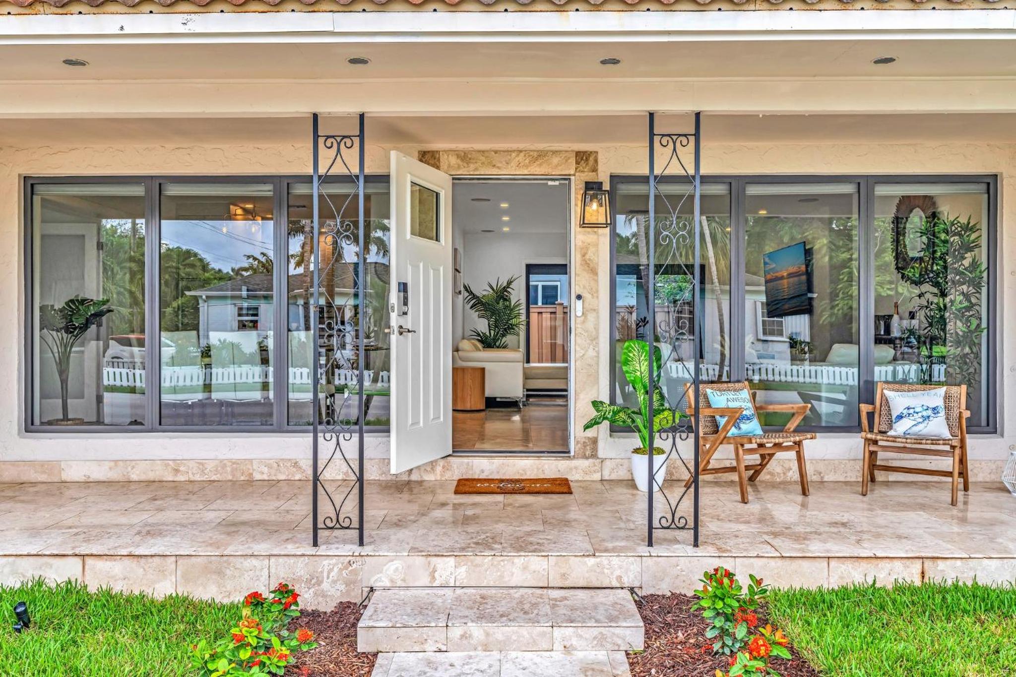 Hotel Tropical Oasis with pool 10 mins airport & 5 mins Beach - Image 1