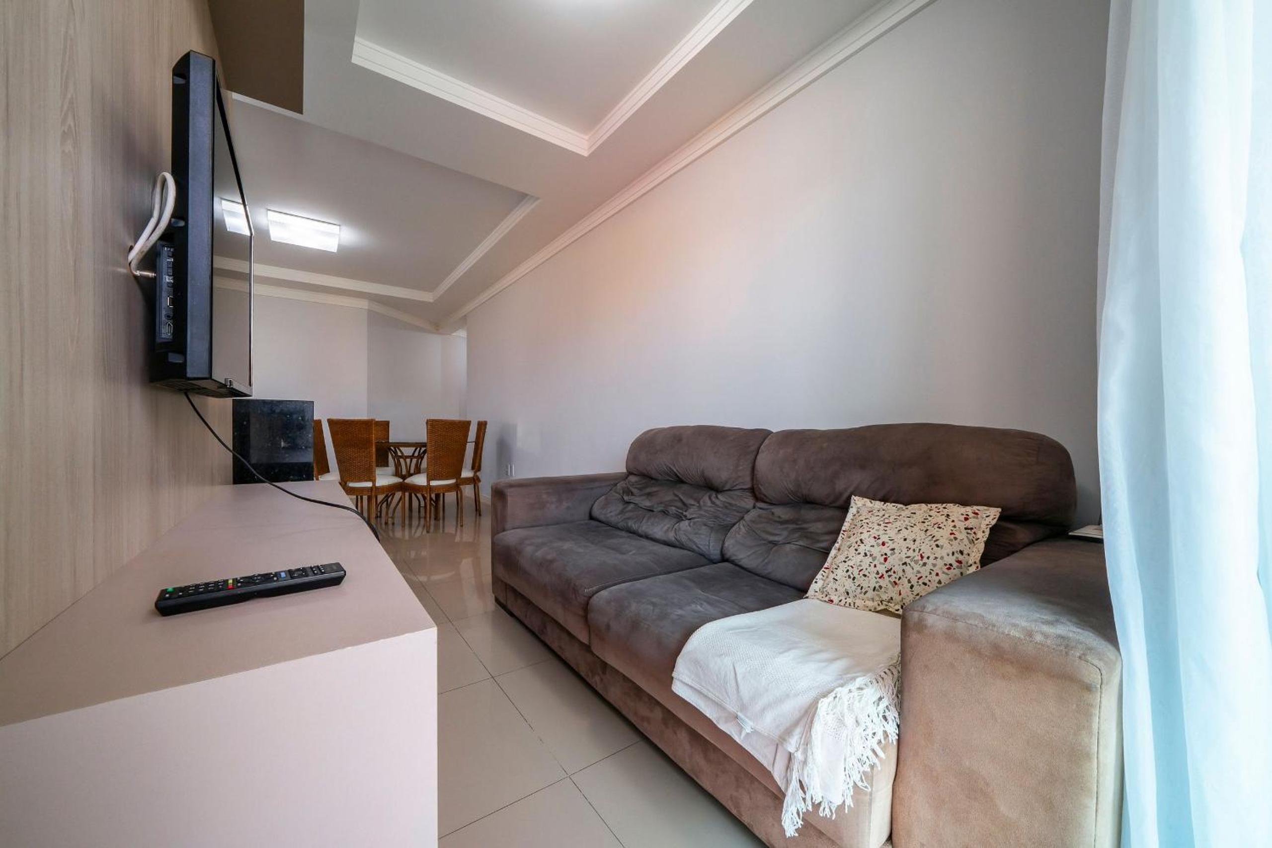 103S - Excelente apartamento 03 dormitórios, 02 vagas de garagem, para até 08 pessoas em Bombinhas - SC.
