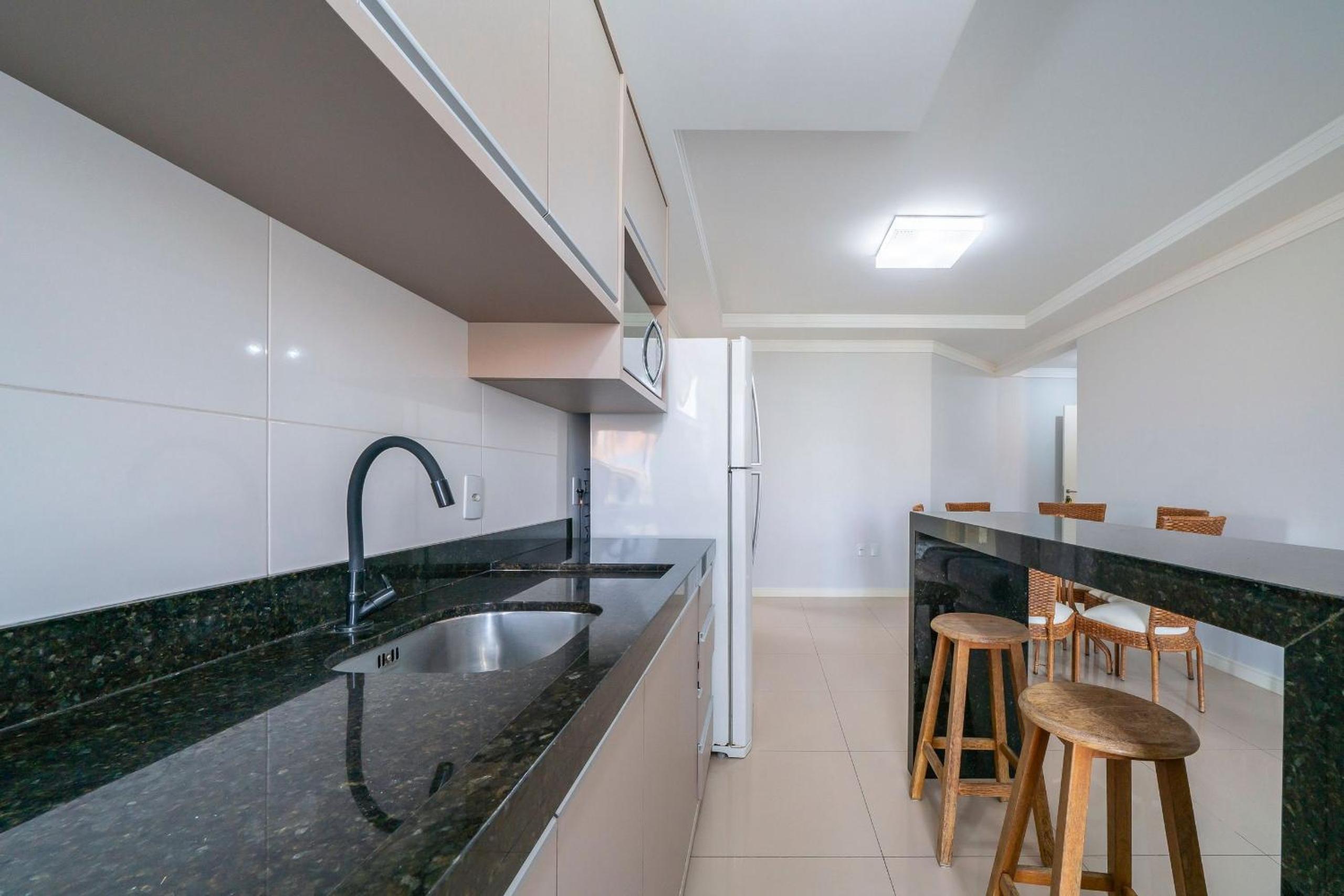 103S - Excelente apartamento 03 dormitórios, 02 vagas de garagem, para até 08 pessoas em Bombinhas - SC.