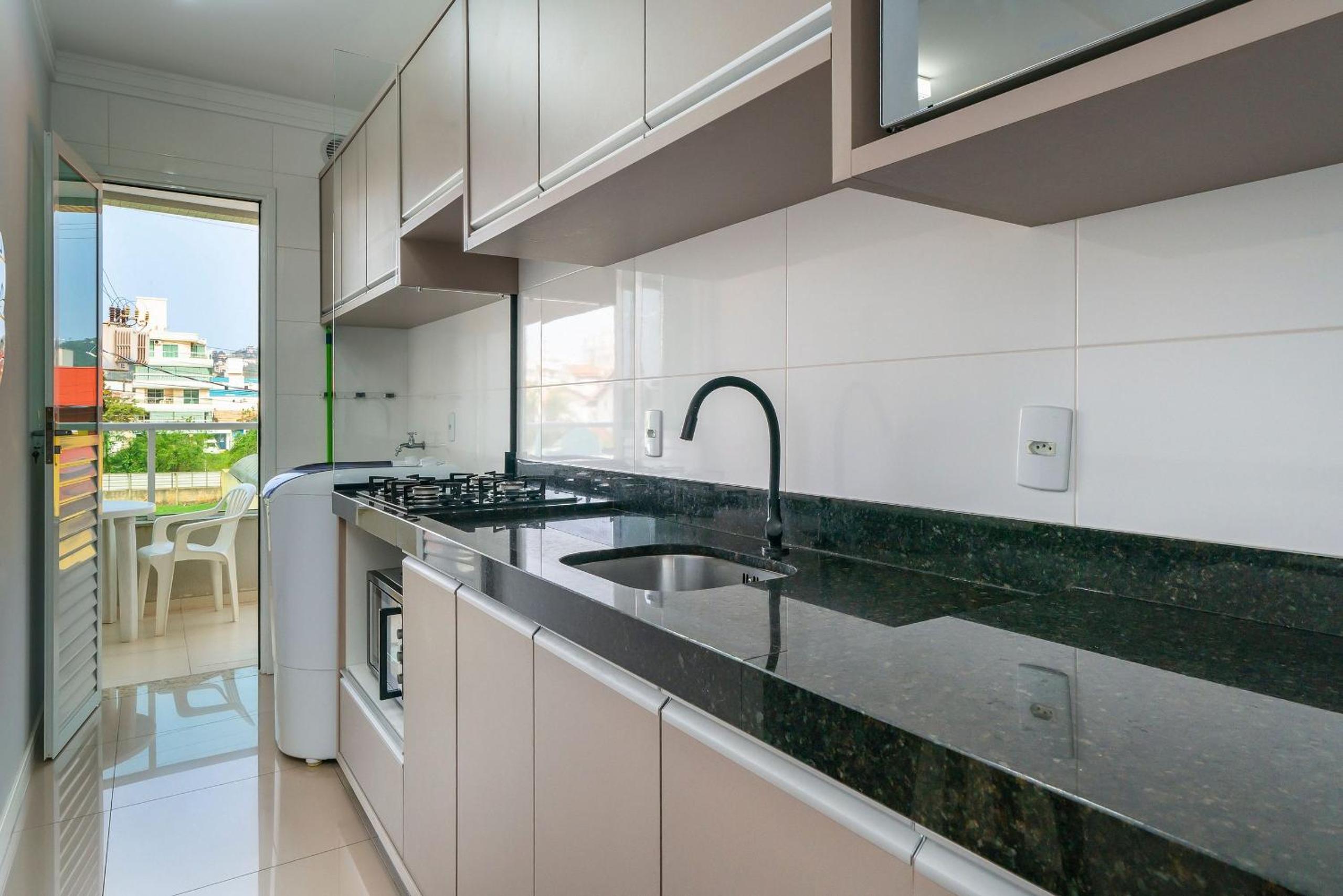 103S - Excelente apartamento 03 dormitórios, 02 vagas de garagem, para até 08 pessoas em Bombinhas - SC.