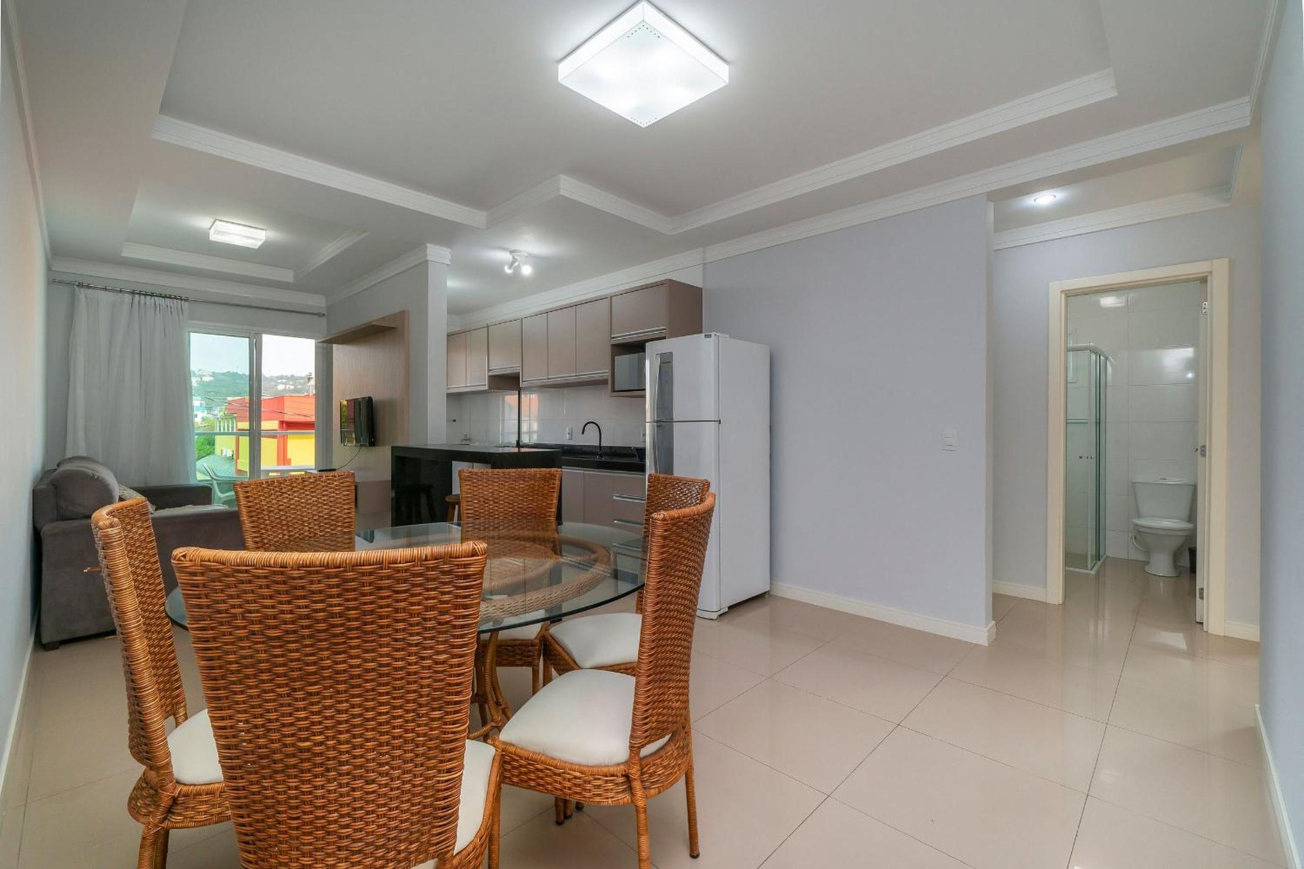 103S - Excelente apartamento 03 dormitórios, 02 vagas de garagem, para até 08 pessoas em Bombinhas - SC.