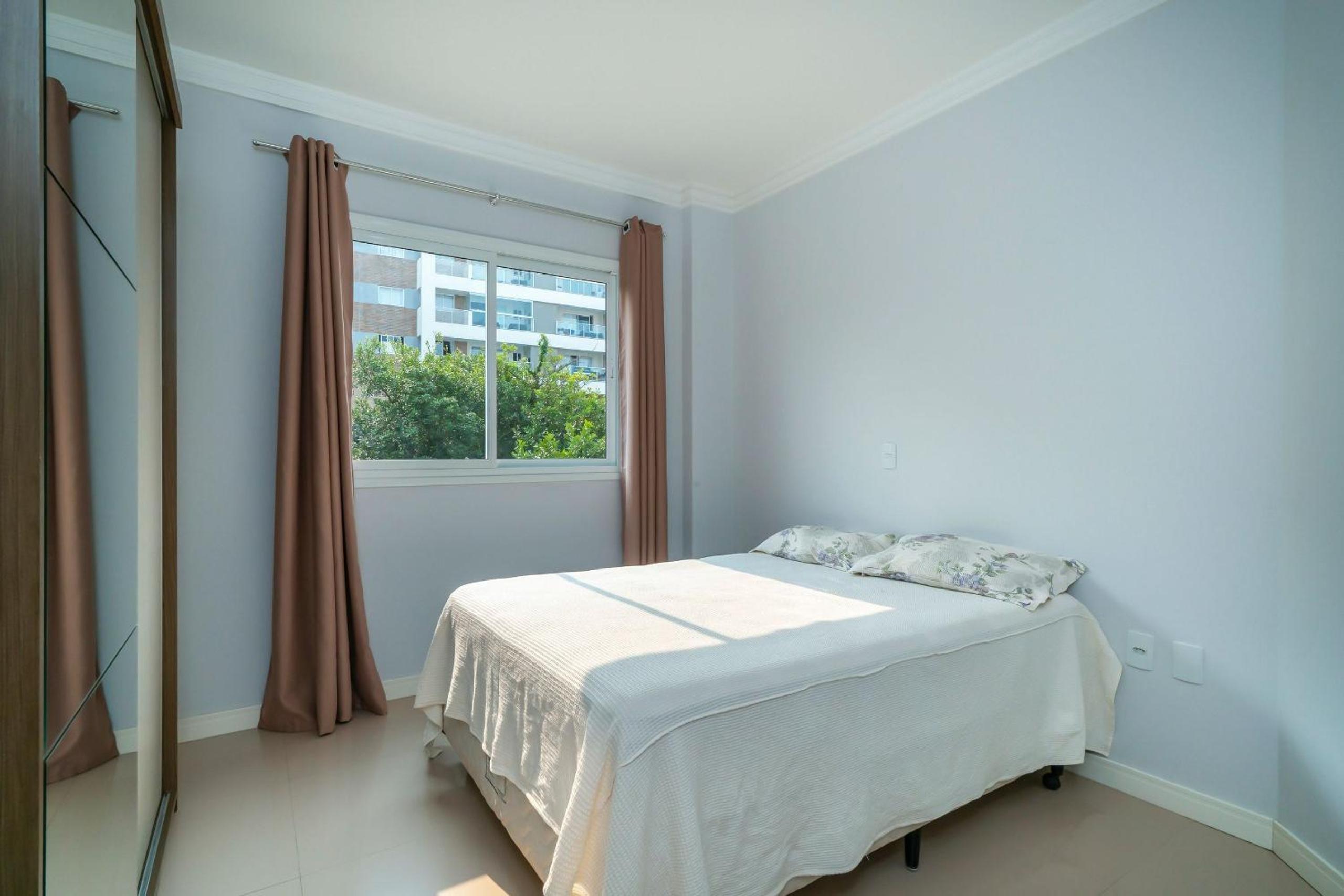 103S - Excelente apartamento 03 dormitórios, 02 vagas de garagem, para até 08 pessoas em Bombinhas - SC.