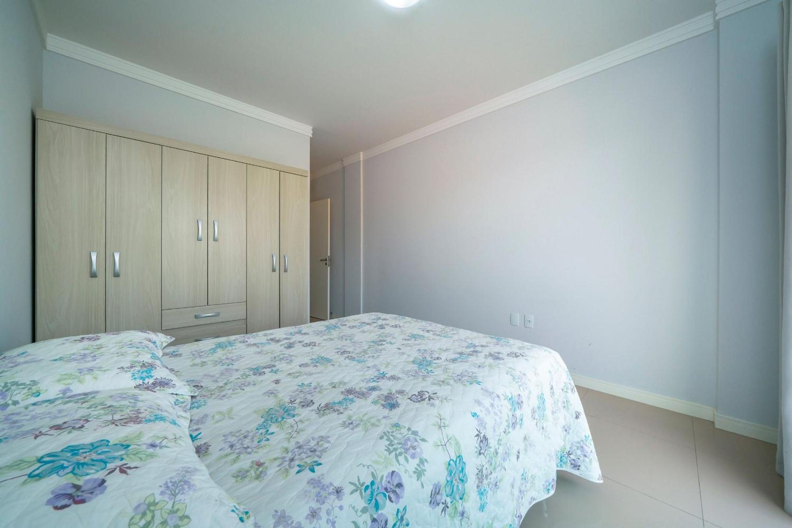 103S - Excelente apartamento 03 dormitórios, 02 vagas de garagem, para até 08 pessoas em Bombinhas - SC.