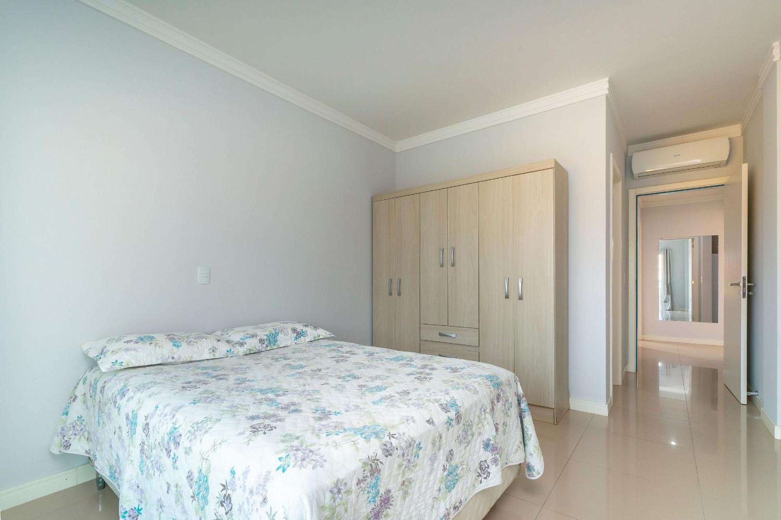 103S - Excelente apartamento 03 dormitórios, 02 vagas de garagem, para até 08 pessoas em Bombinhas - SC.