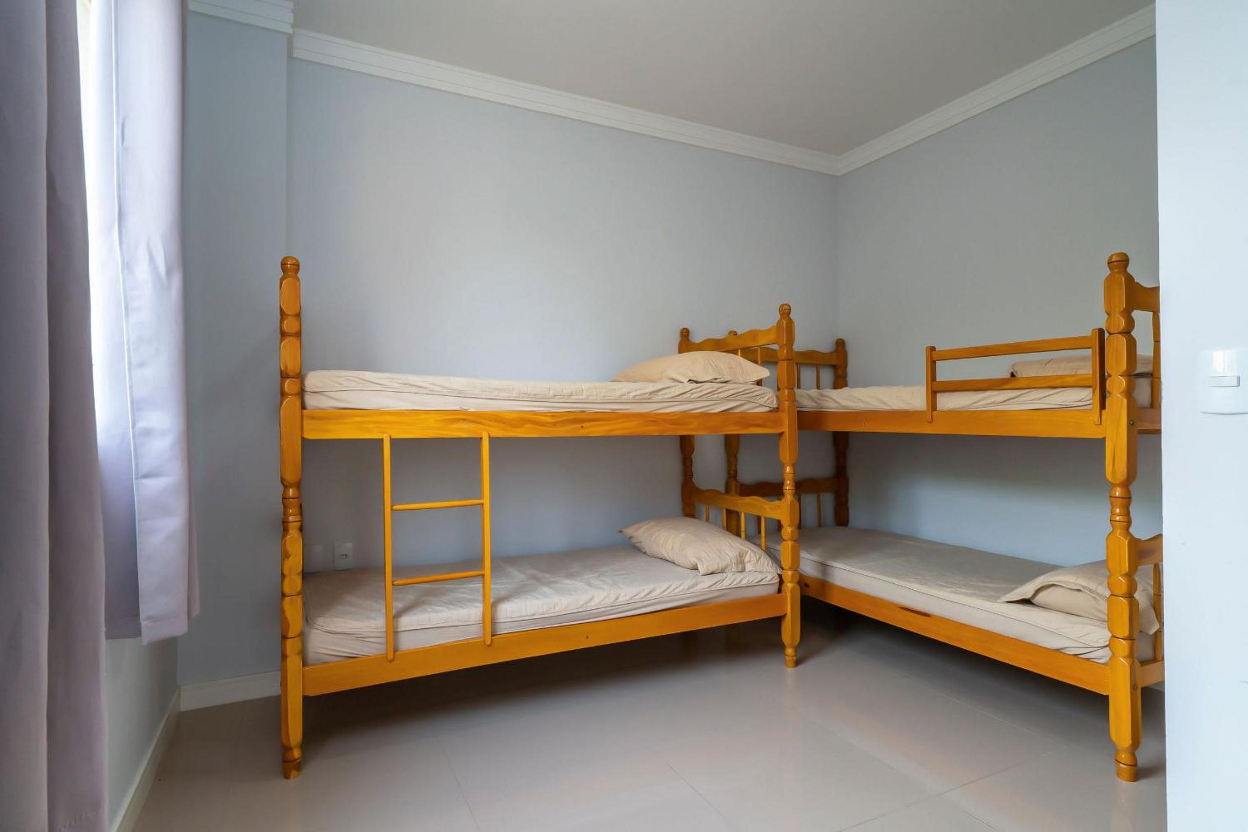 103S - Excelente apartamento 03 dormitórios, 02 vagas de garagem, para até 08 pessoas em Bombinhas - SC.