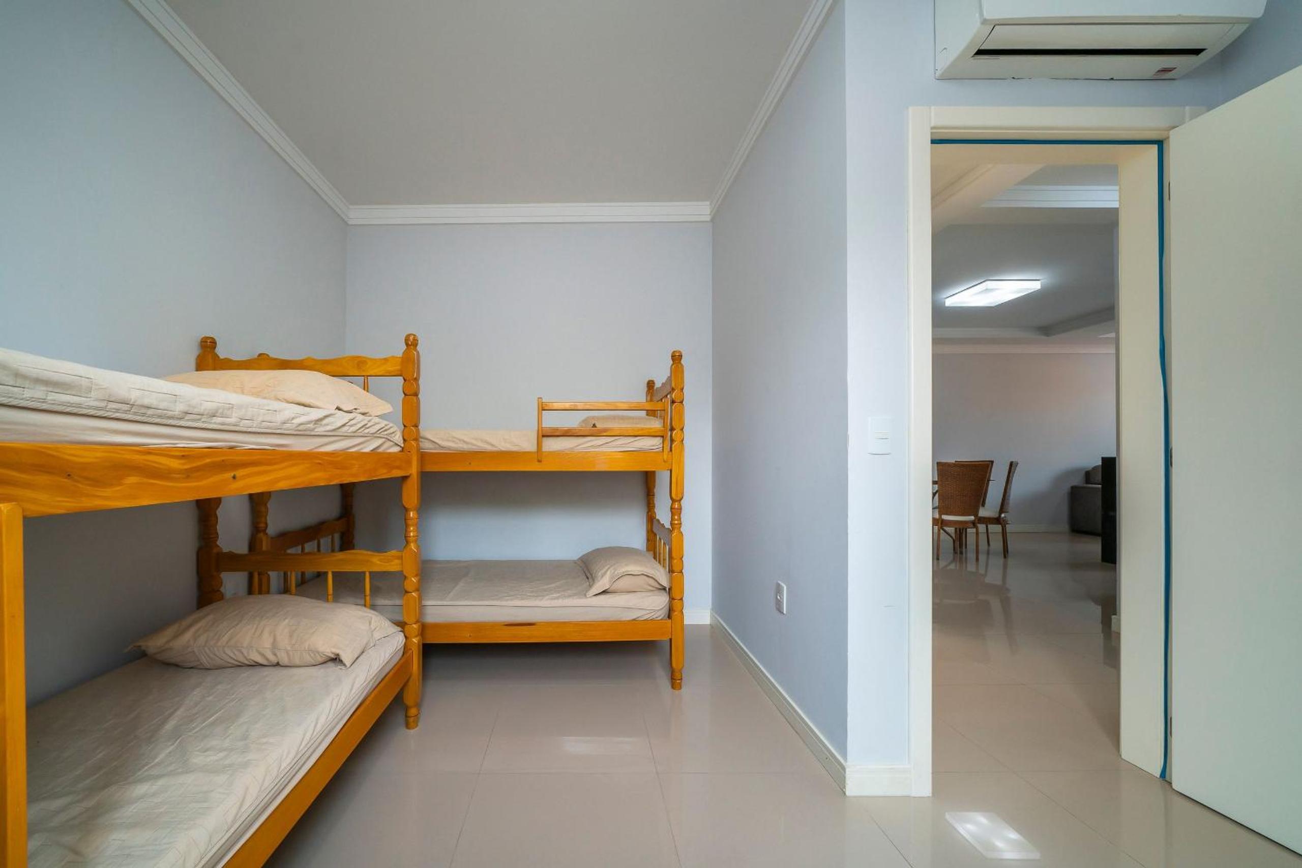103S - Excelente apartamento 03 dormitórios, 02 vagas de garagem, para até 08 pessoas em Bombinhas - SC.