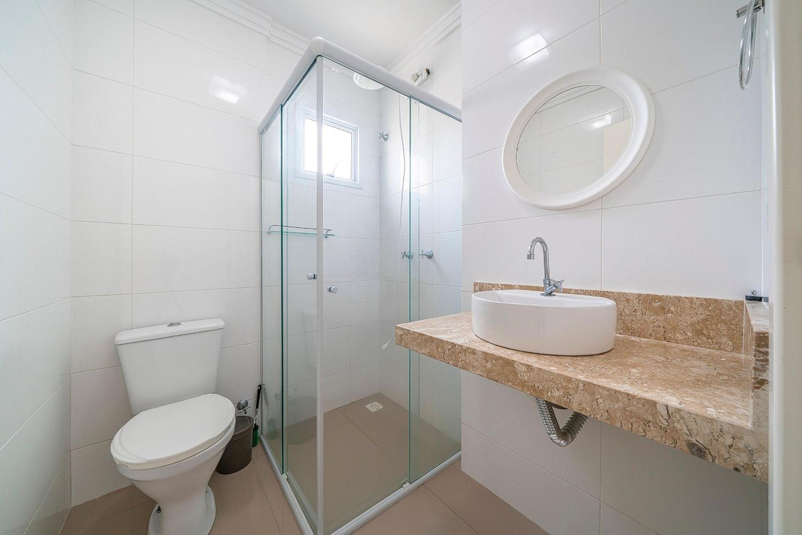 103S - Excelente apartamento 03 dormitórios, 02 vagas de garagem, para até 08 pessoas em Bombinhas - SC.