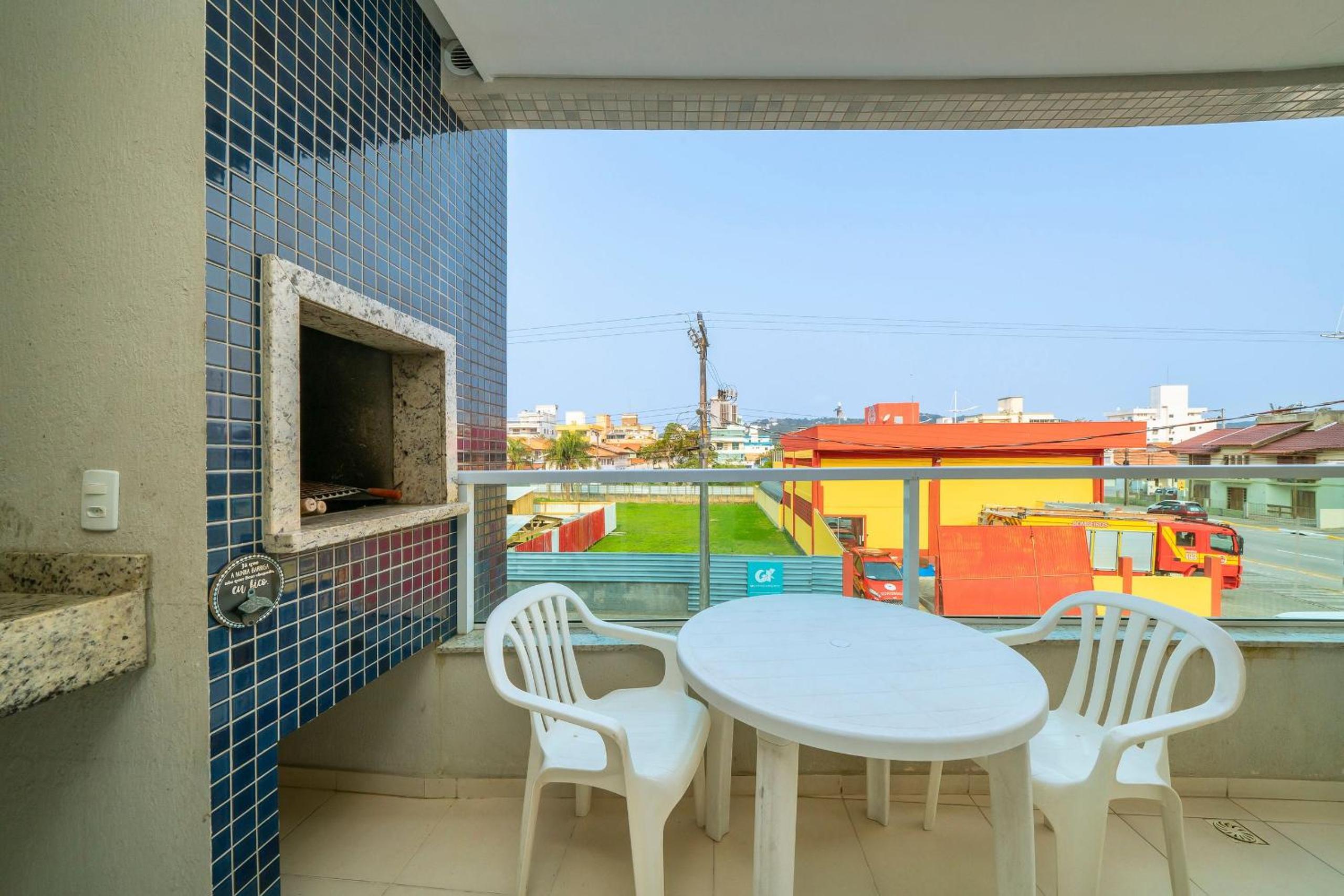 103S - Excelente apartamento 03 dormitórios, 02 vagas de garagem, para até 08 pessoas em Bombinhas - SC.