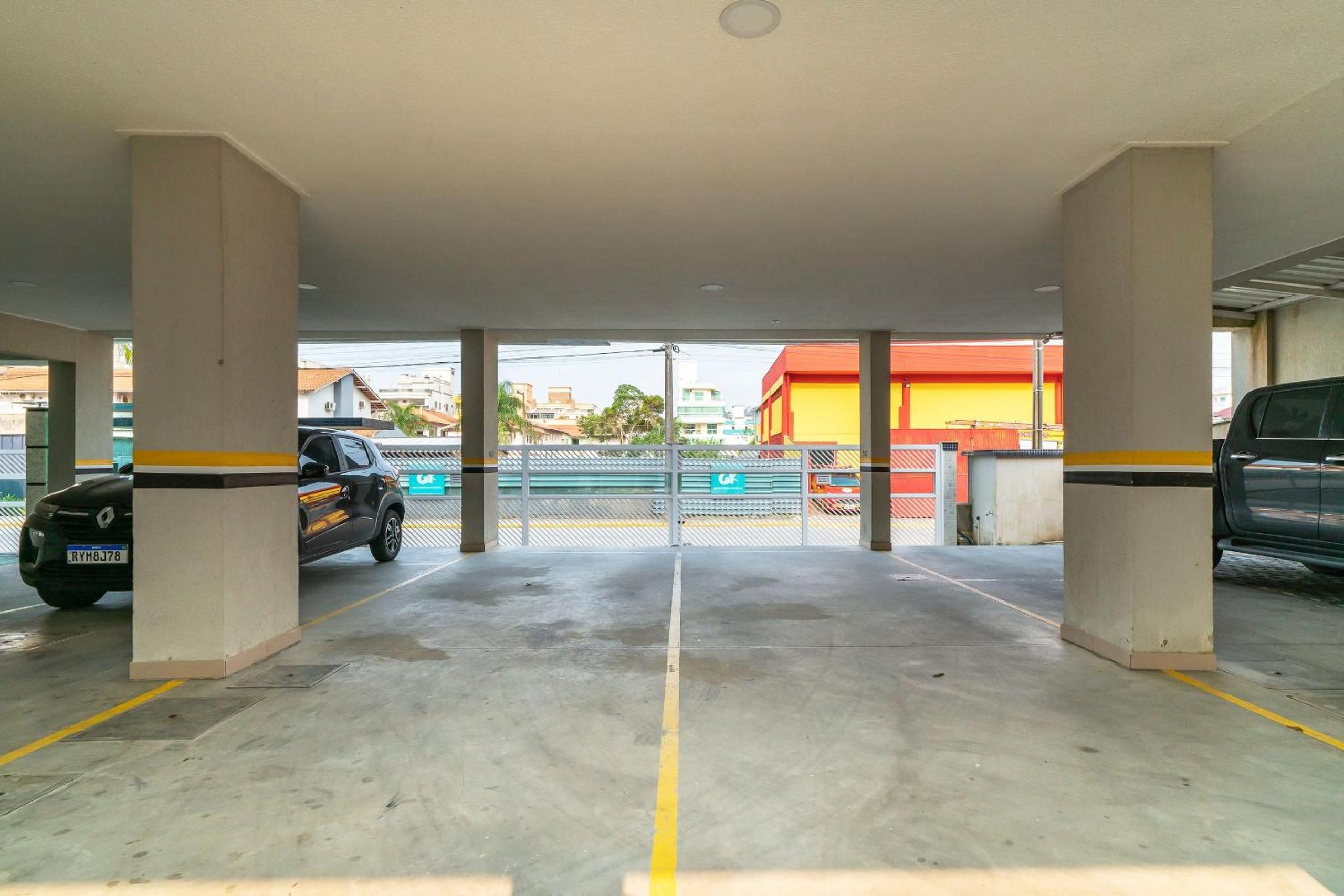 103S - Excelente apartamento 03 dormitórios, 02 vagas de garagem, para até 08 pessoas em Bombinhas - SC.