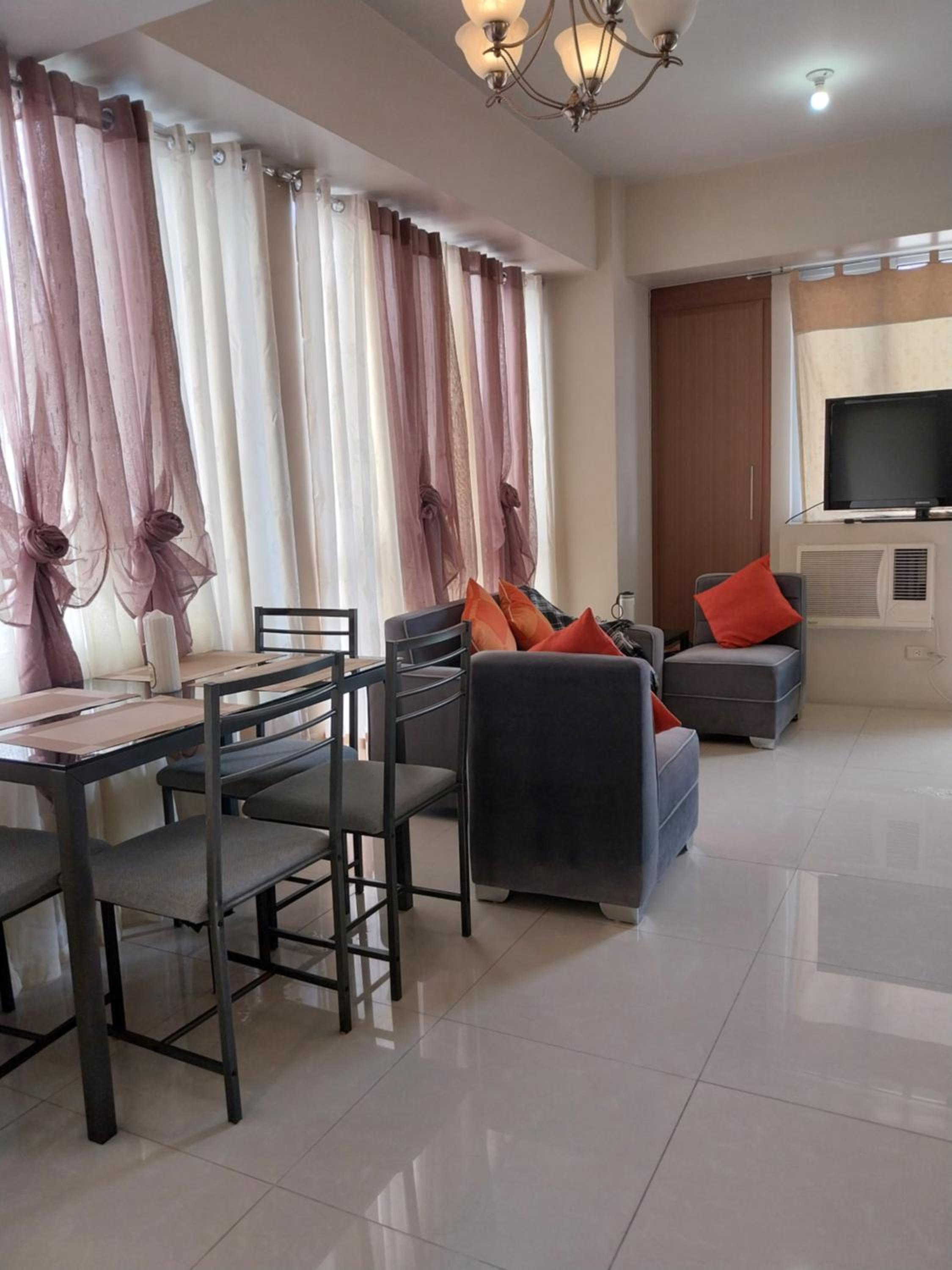 Emy Cozy Studio unit with street view balcony view 2