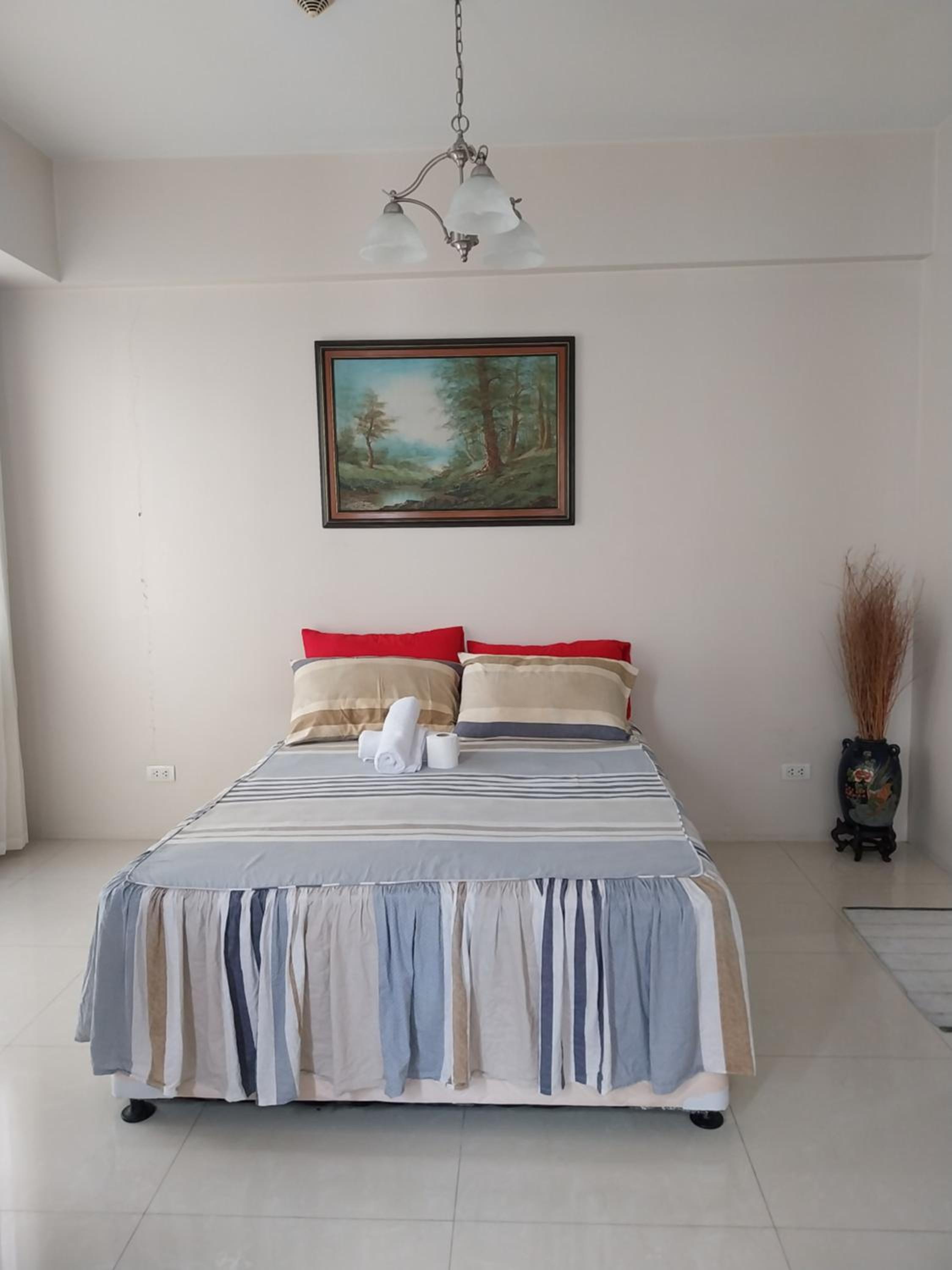 Emy Cozy Studio unit with street view balcony view 3