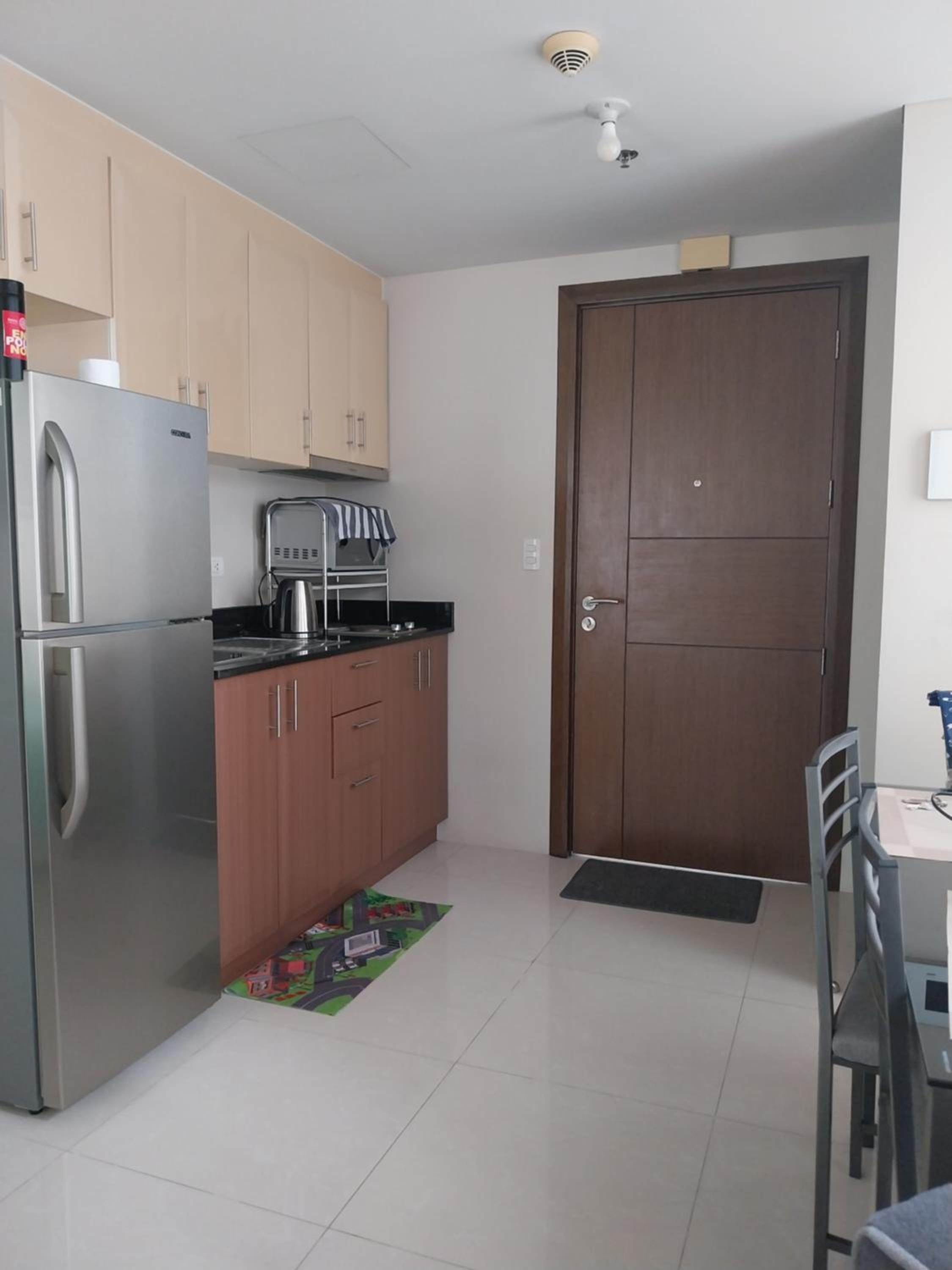 Emy Cozy Studio unit with street view balcony view 4