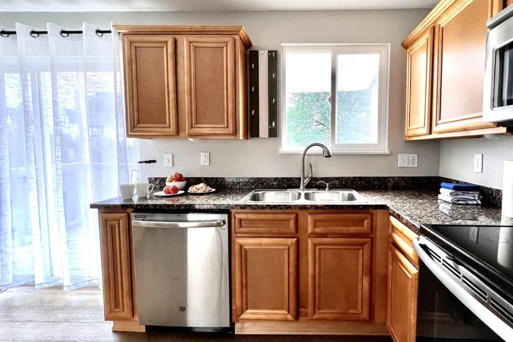 Bright Home - Huge Backyard 20 min - Denver & Boulder