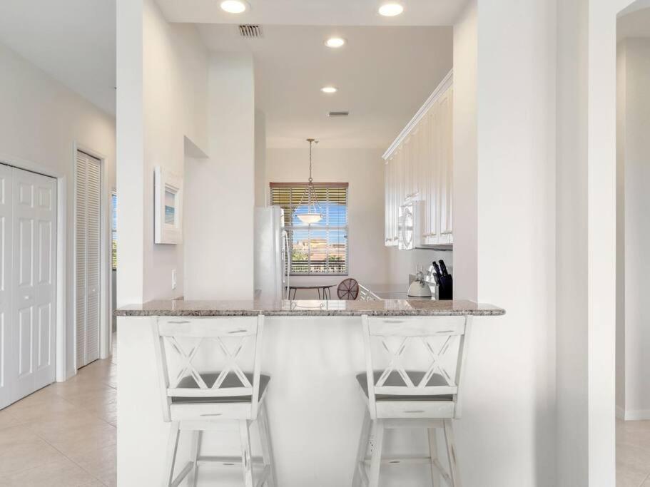 Elevated 886 Amazing Condo Park View view 3