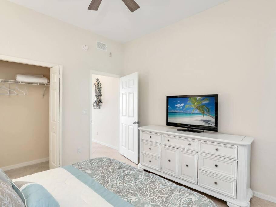 Elevated 886 Amazing Condo Park View view 4