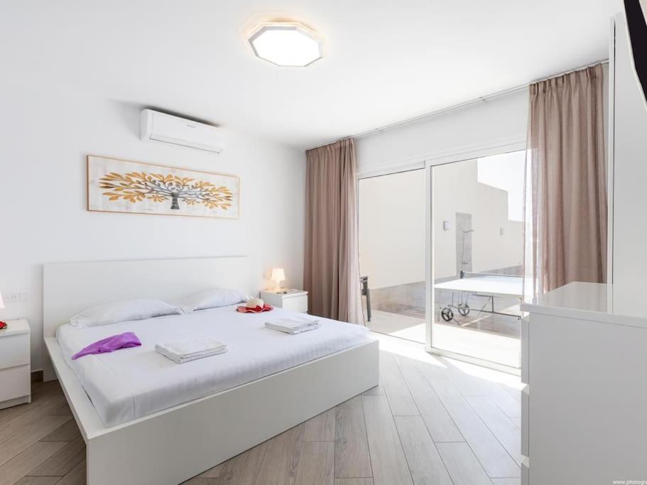 Stunning villa Mila in Madroñal, heated pool view 2