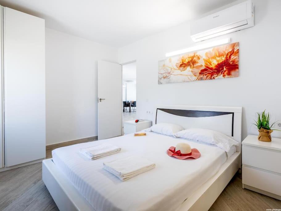 Stunning villa Mila in Madroñal, heated pool view 3