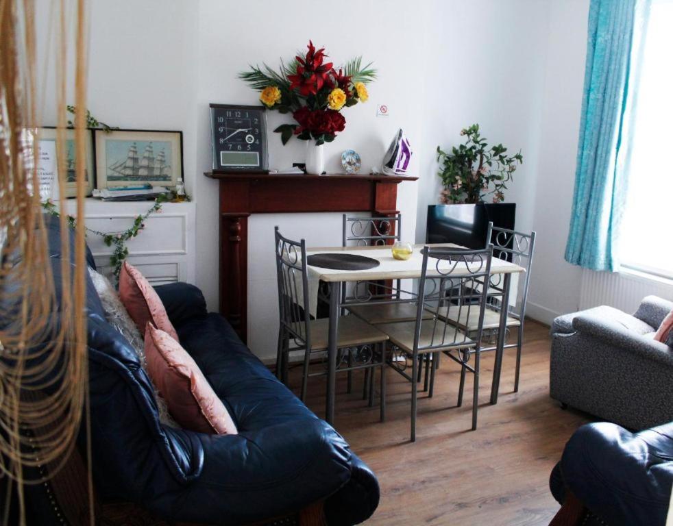 cozy rooms or entire Townhouse in London, close to Tottenham Hotspur Stadium