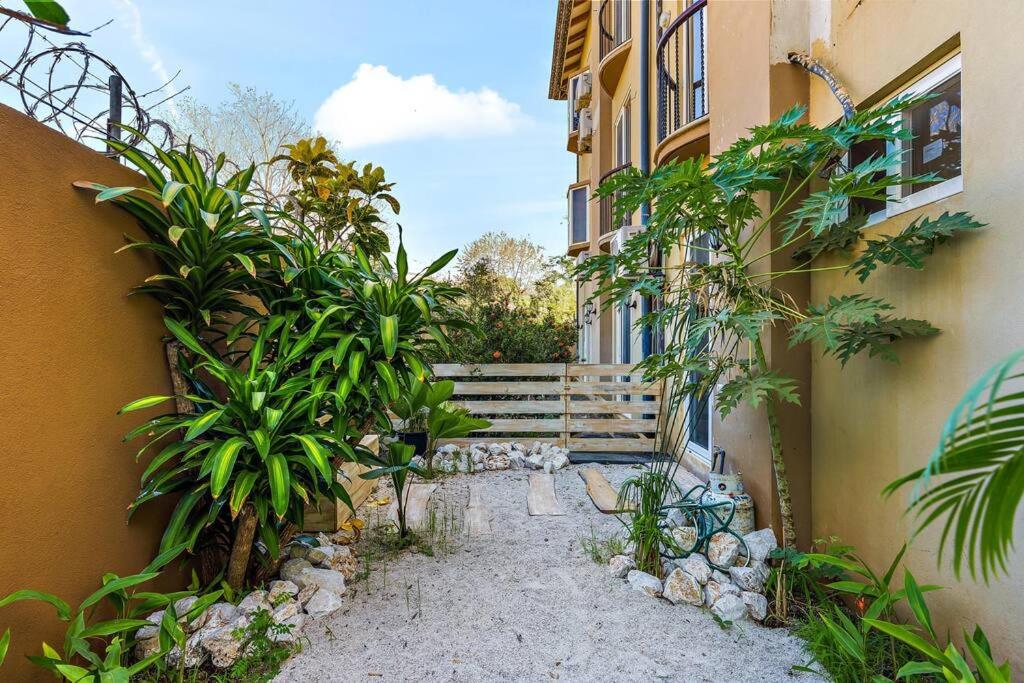 Gav10 Modern Pool Side Condo in Quiet Area of Tam