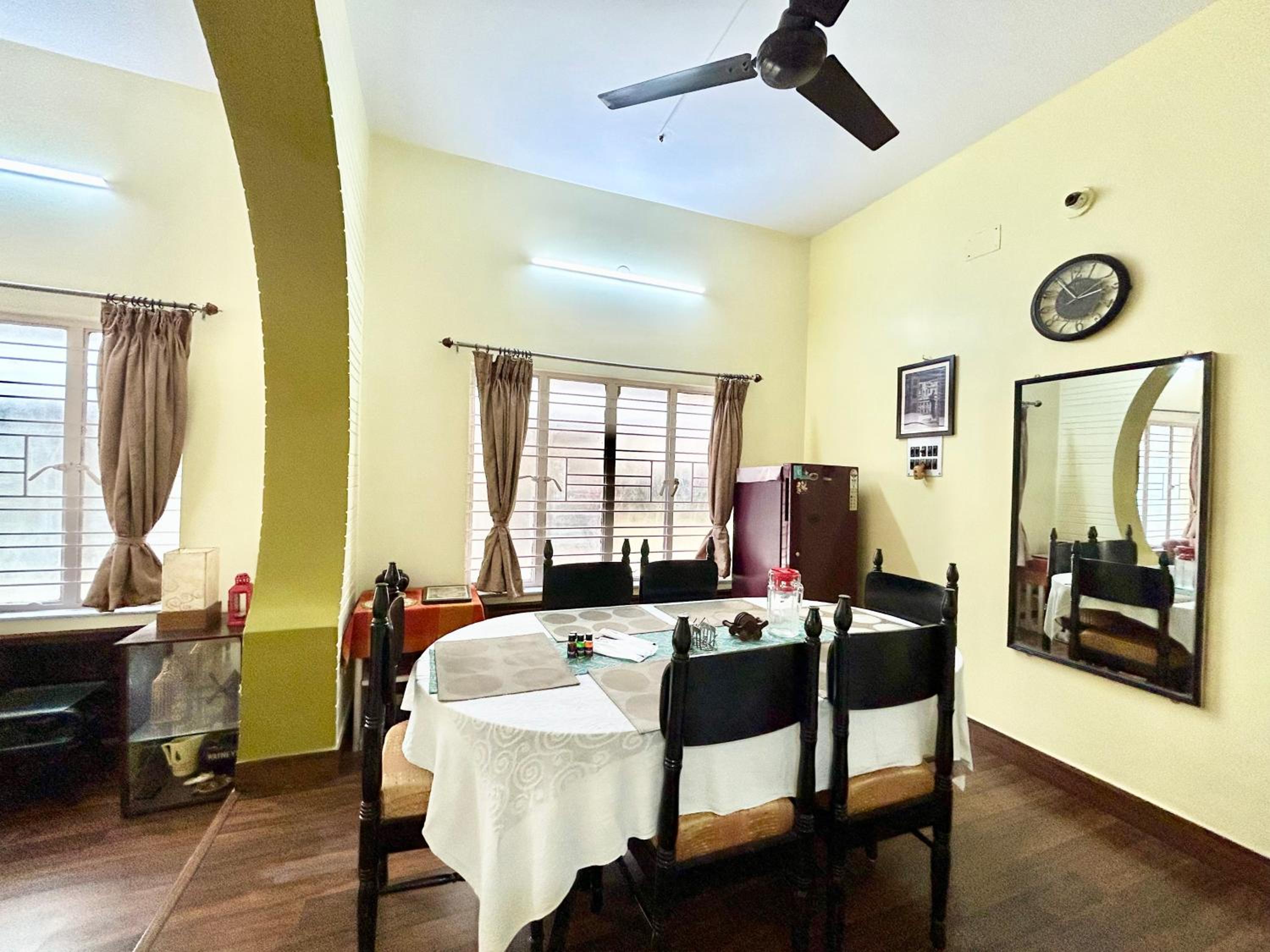 Retro Style 2BHK near Salt Lake Sector 5 Metro Station view 2