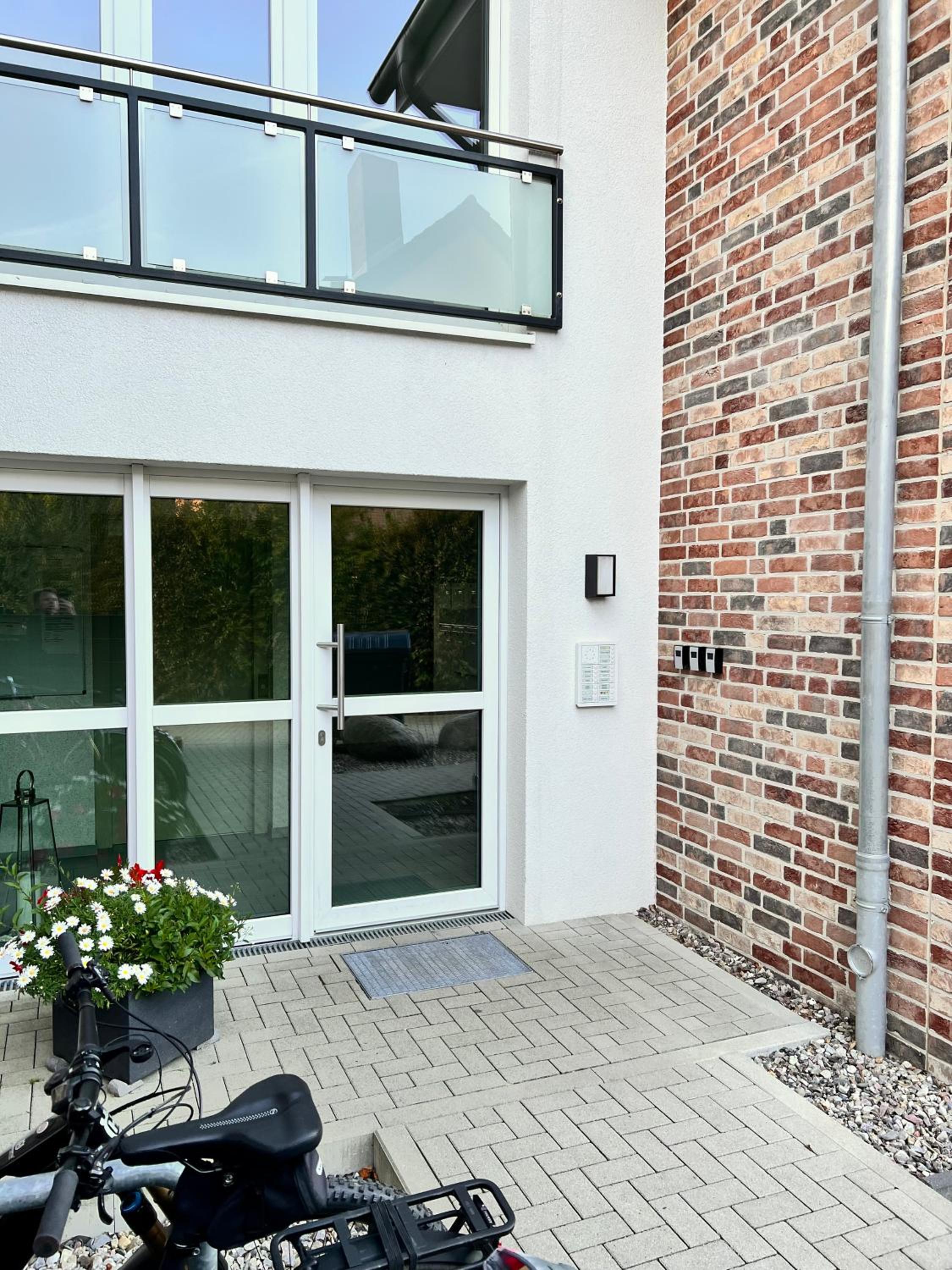 Kleine Auszeit -- inklusive Parkplatz & WiFi, Geschirrspüler, Waschmaschine & Terrasse mit Strandkorb -- Perfekt für Urlaub & Business view 3