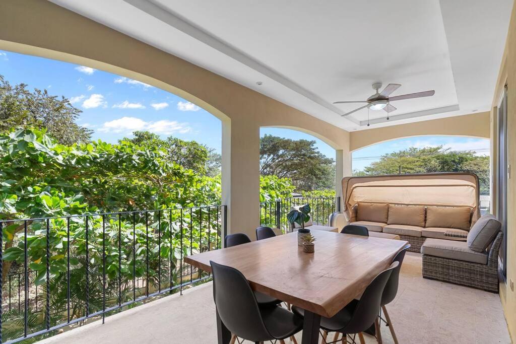 Gav3 2 bdrm new modern condo 15min walk to beach