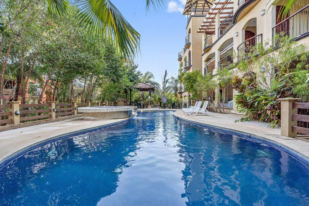 Gav3 2 bdrm new modern condo 15min walk to beach
