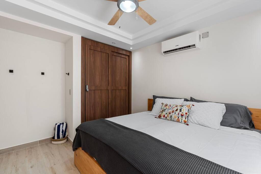 Gav3 2 bdrm new modern condo 15min walk to beach