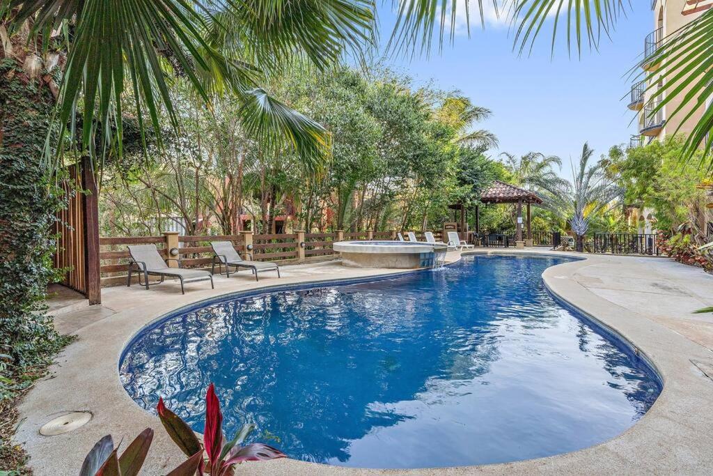 Gav3 2 bdrm new modern condo 15min walk to beach