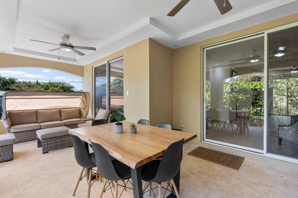 Gav3 2 bdrm new modern condo 15min walk to beach