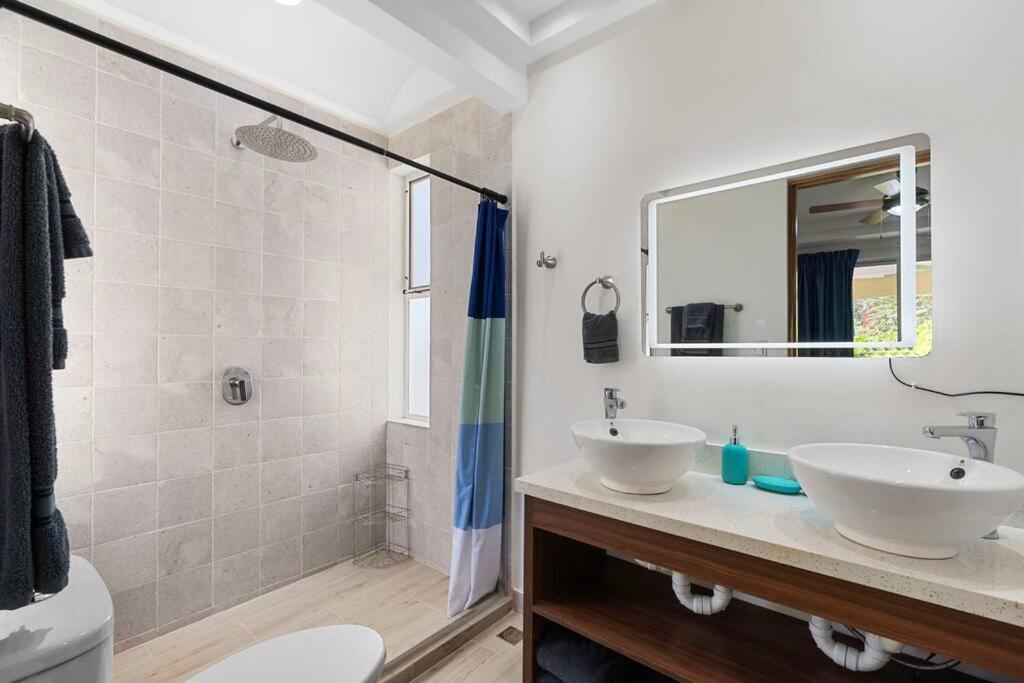Gav3 2 bdrm new modern condo 15min walk to beach