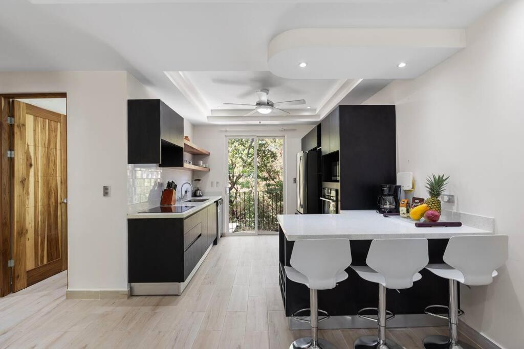 Gav3 2 bdrm new modern condo 15min walk to beach