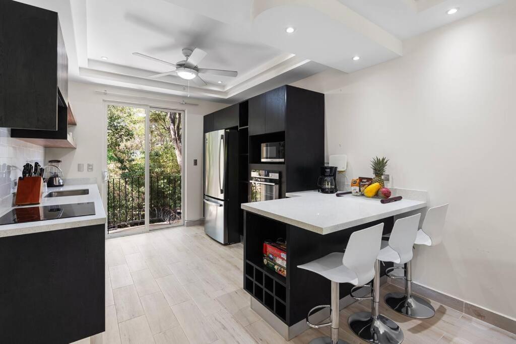 Gav3 2 bdrm new modern condo 15min walk to beach