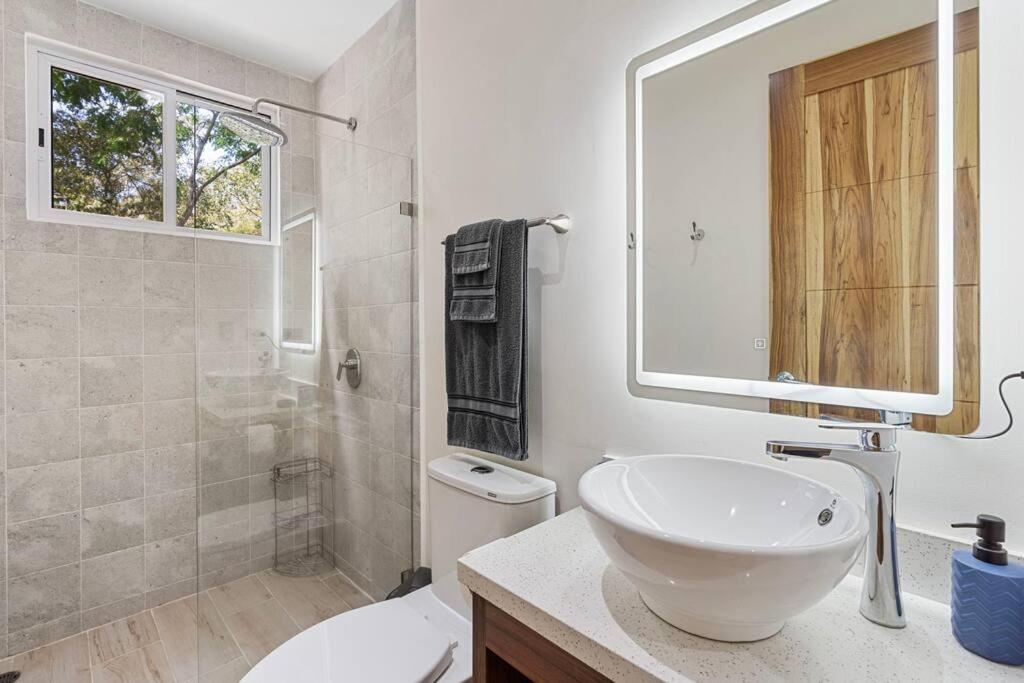 Gav3 2 bdrm new modern condo 15min walk to beach