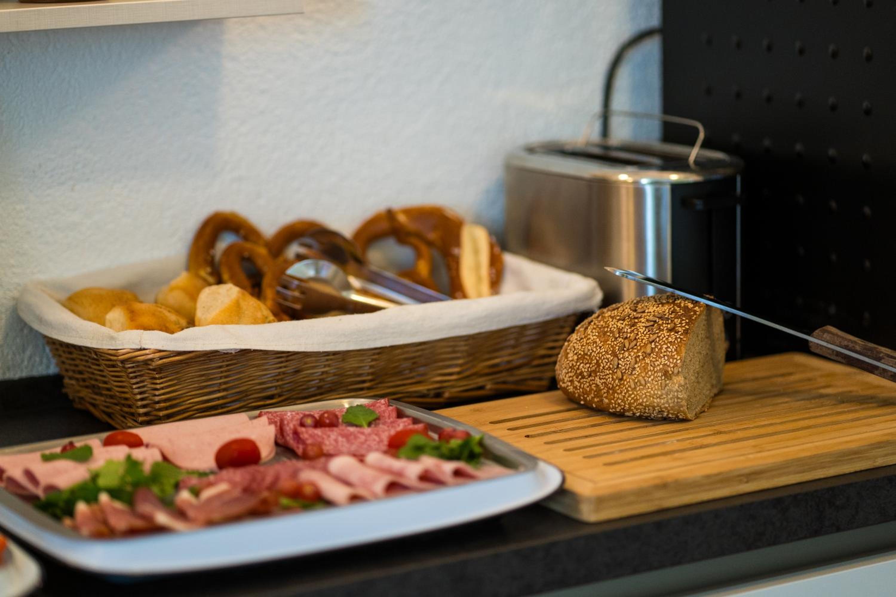 B&B Outlet Hotel - Metzingen - Bad Urach - Free Parking