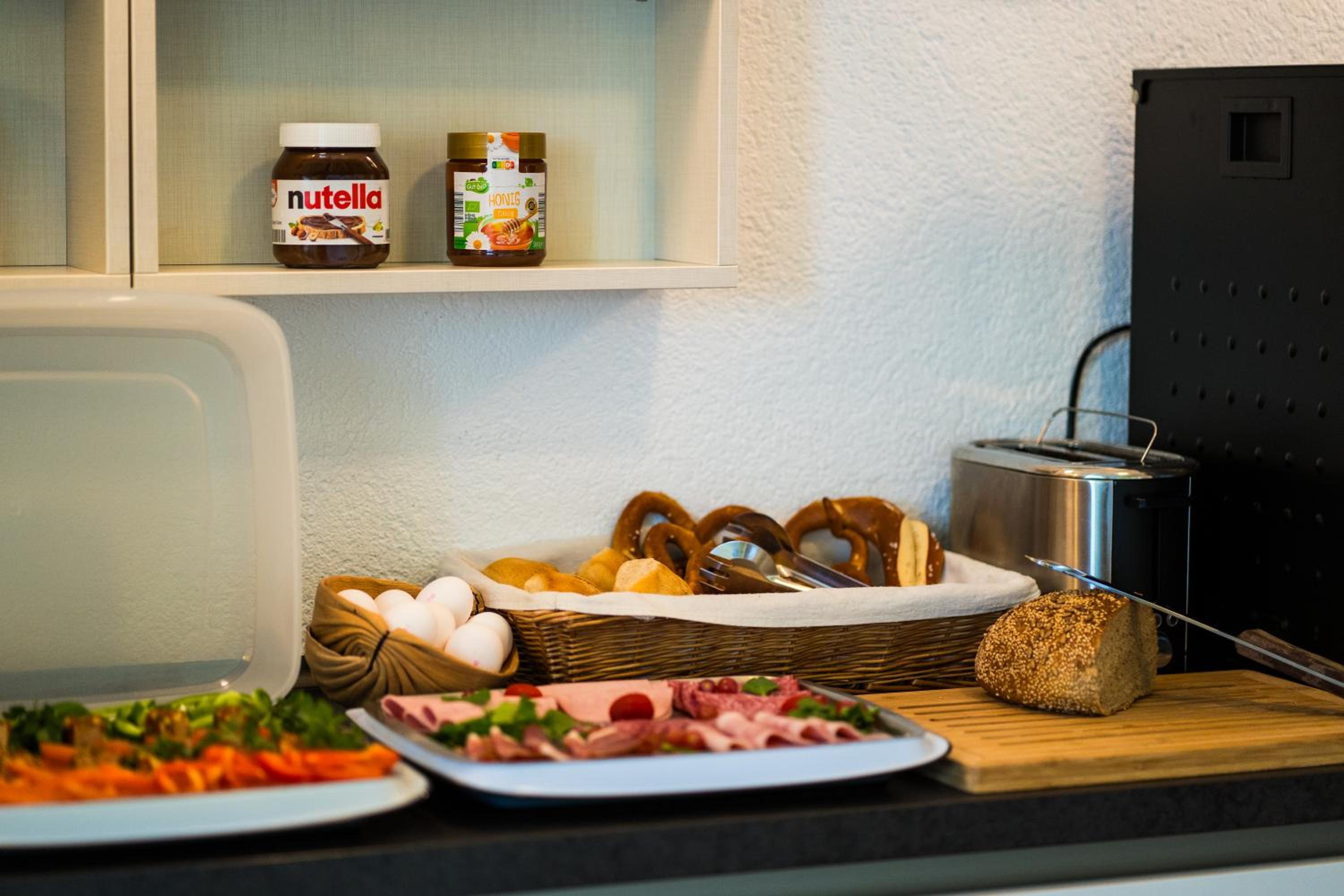 B&B Outlet Hotel - Metzingen - Bad Urach - Free Parking