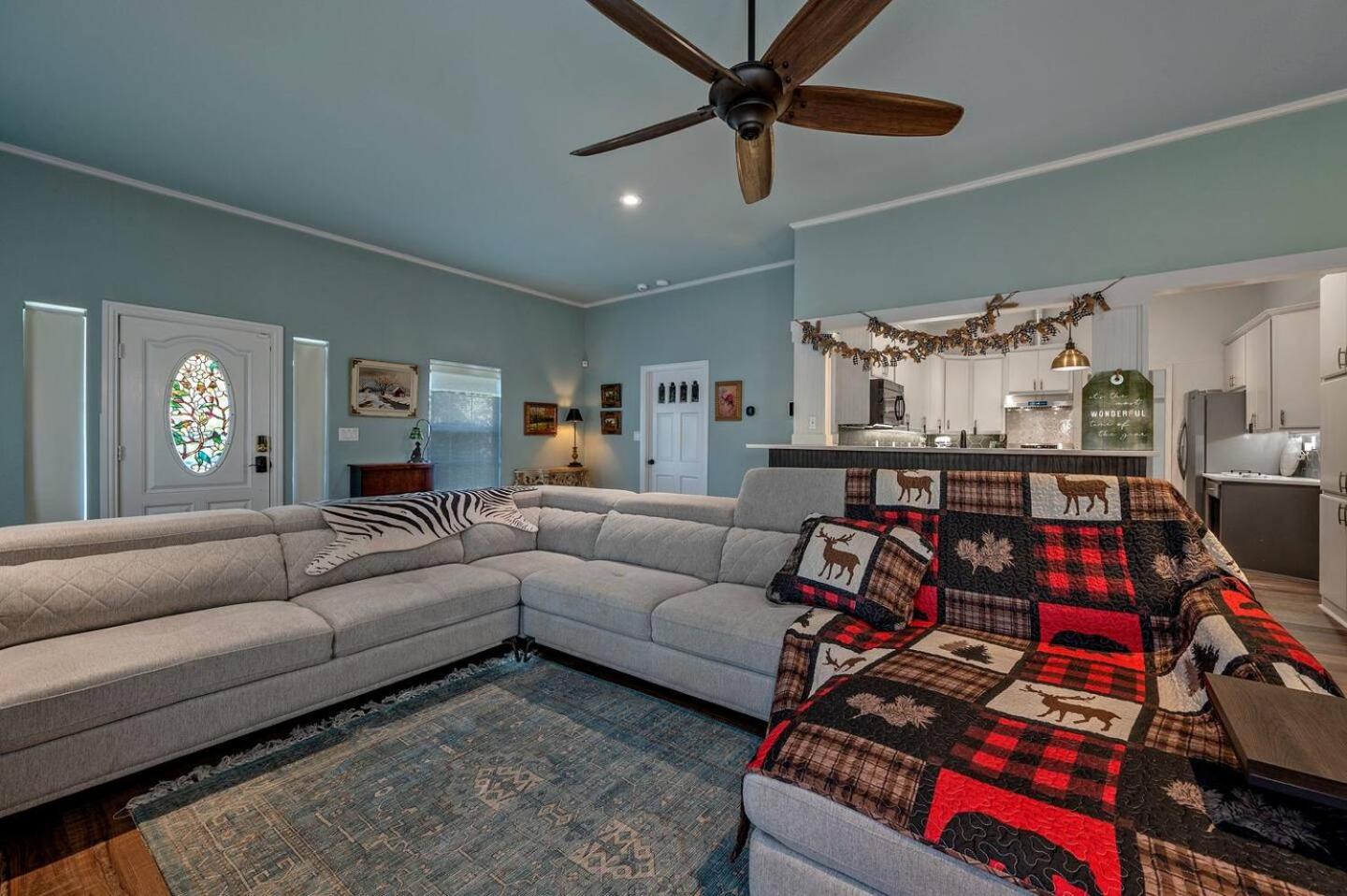 Entire Home! Fantastic Kitchen! 3 Full Baths
