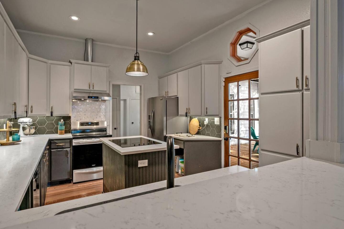 Entire Home! Fantastic Kitchen! 3 Full Baths