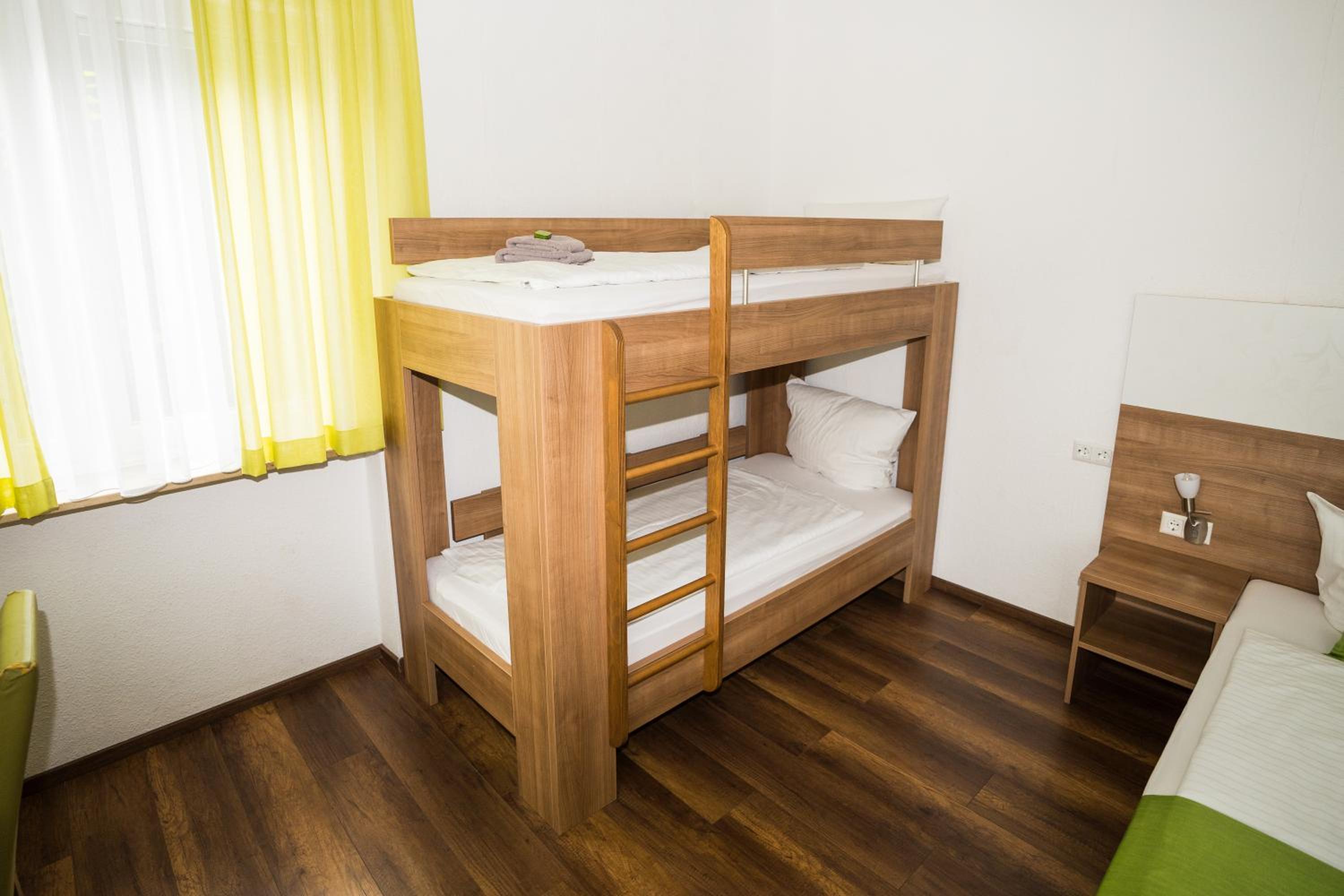 B&B Outlet Hotel - Metzingen - Bad Urach - Free Parking