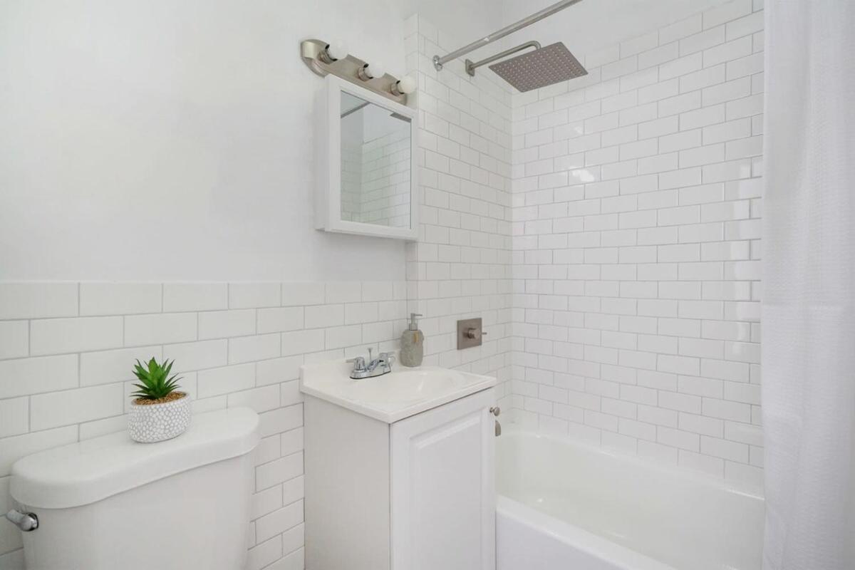 74-3C New Studio in Prime UWS - GYM In Building