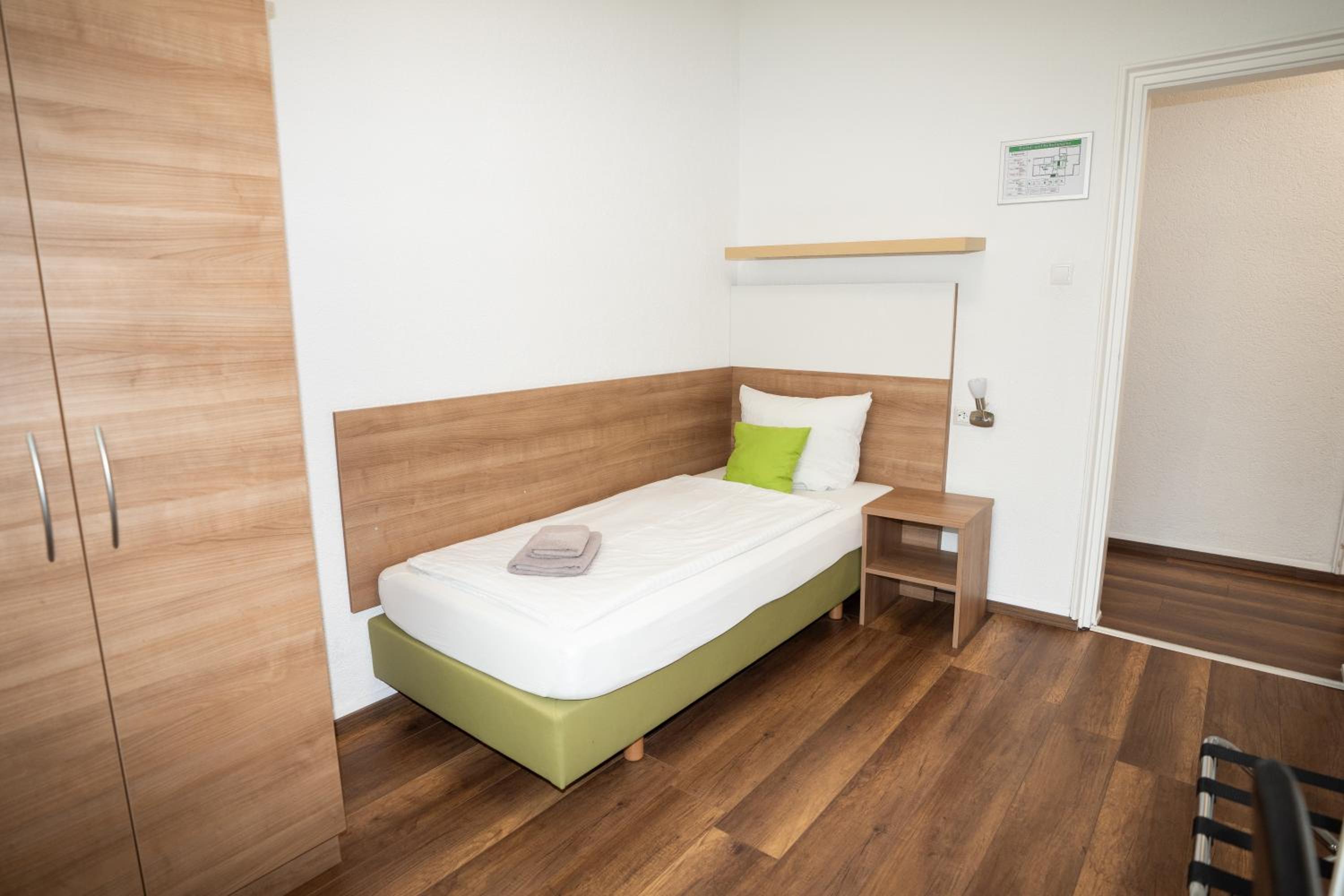 B&B Outlet Hotel - Metzingen - Bad Urach - Free Parking