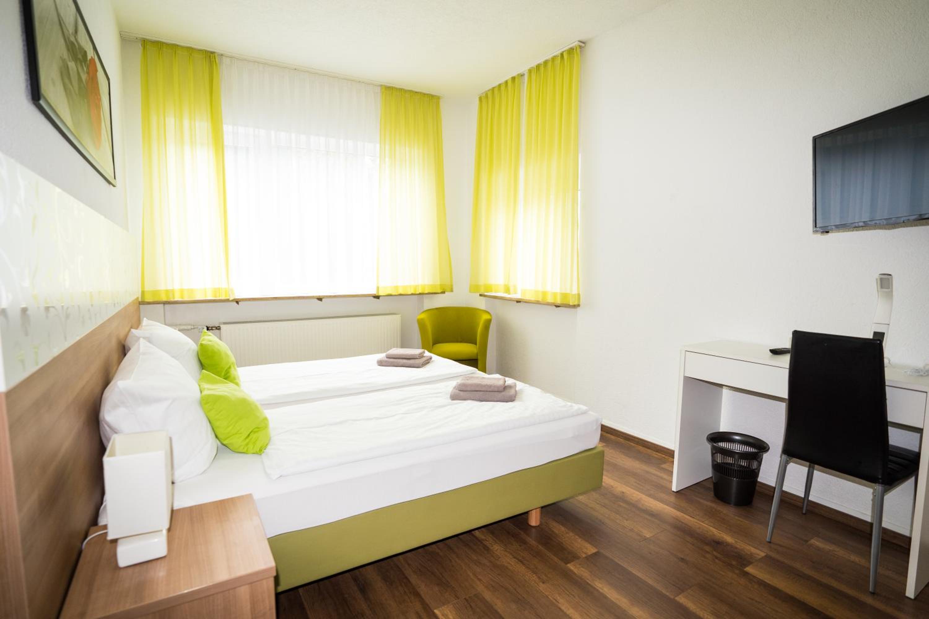 B&B Outlet Hotel - Metzingen - Bad Urach - Free Parking