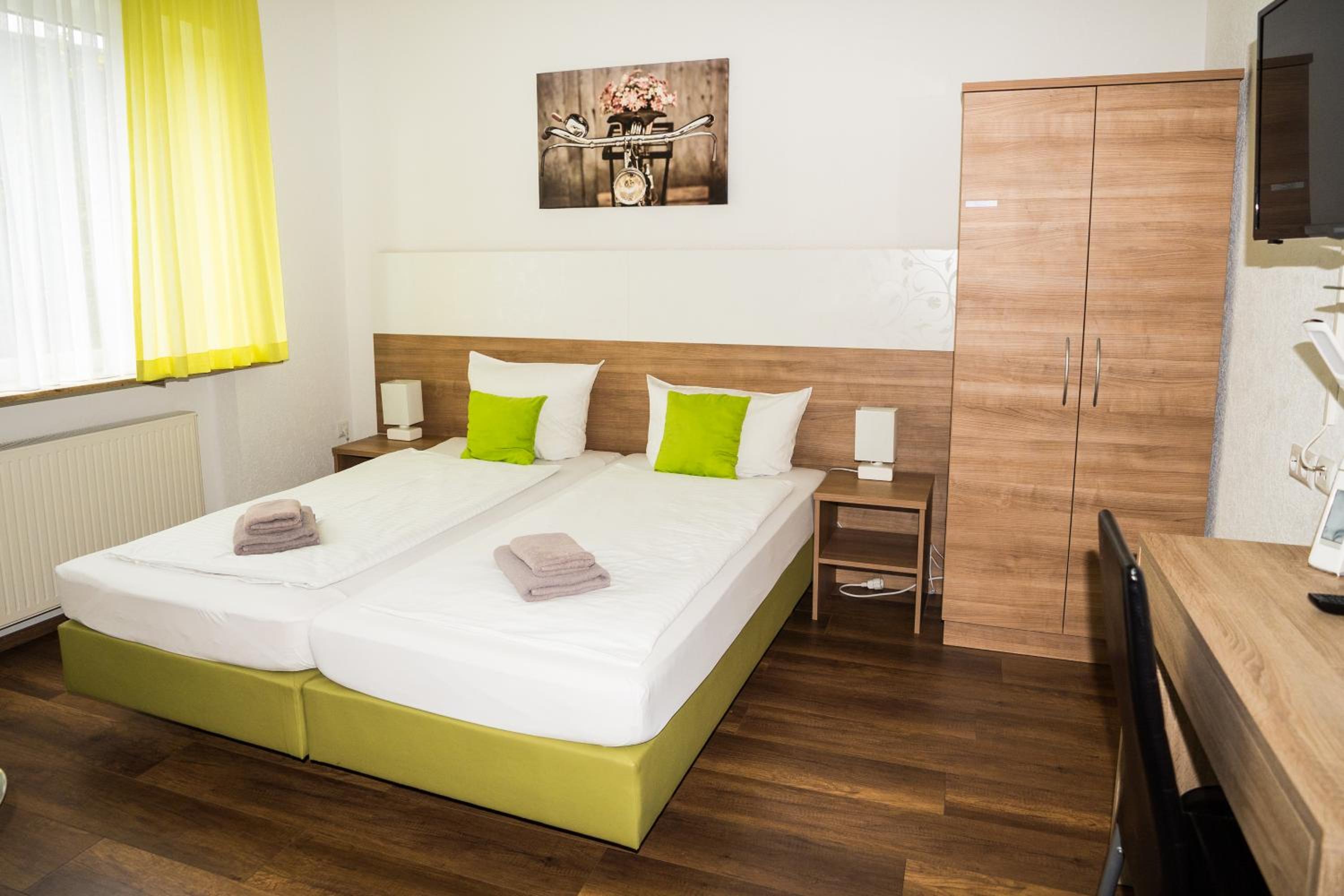 B&B Outlet Hotel - Metzingen - Bad Urach - Free Parking