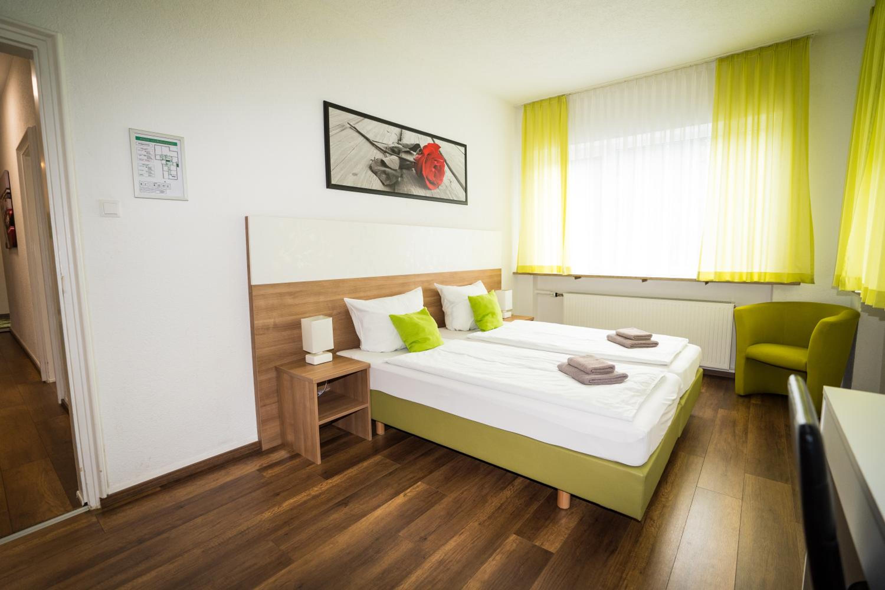B&B Outlet Hotel - Metzingen - Bad Urach - Free Parking
