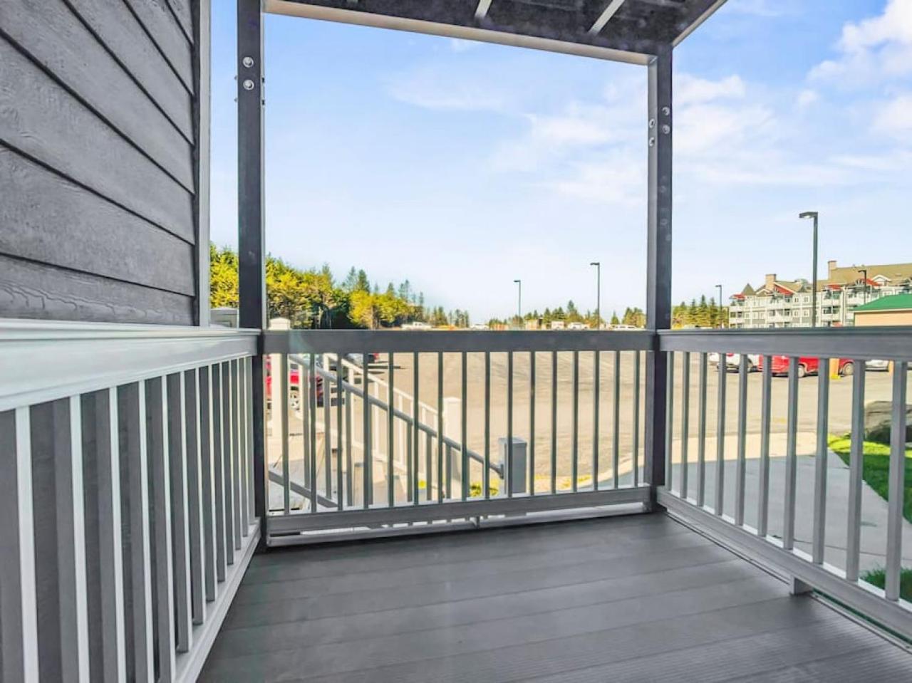 ML169 First Floor No Steps End Unit WiFi EZ Parking view 5